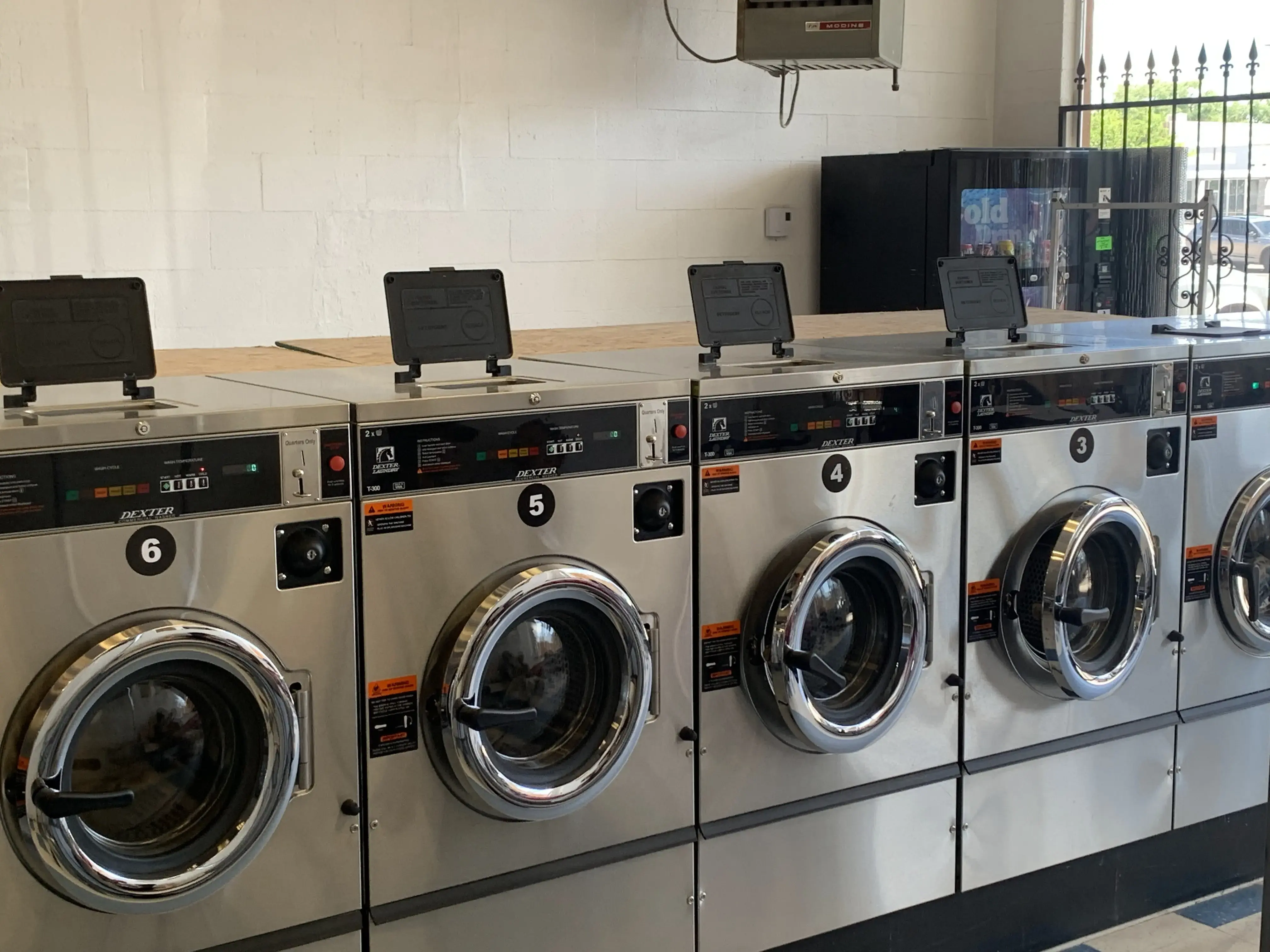 Leo's Laundromat thumbnail 10