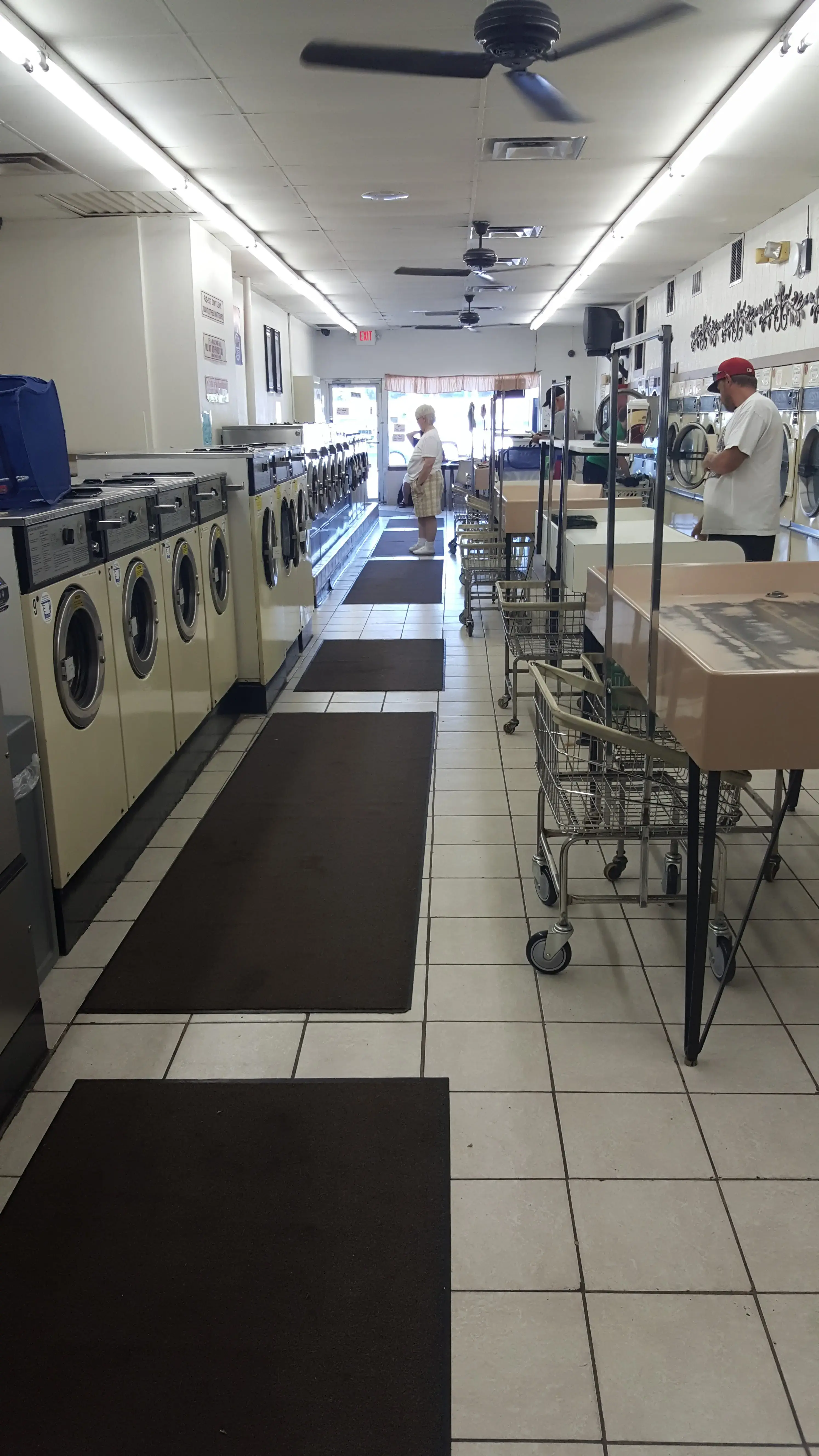 Lexington Laundromat - Image 12