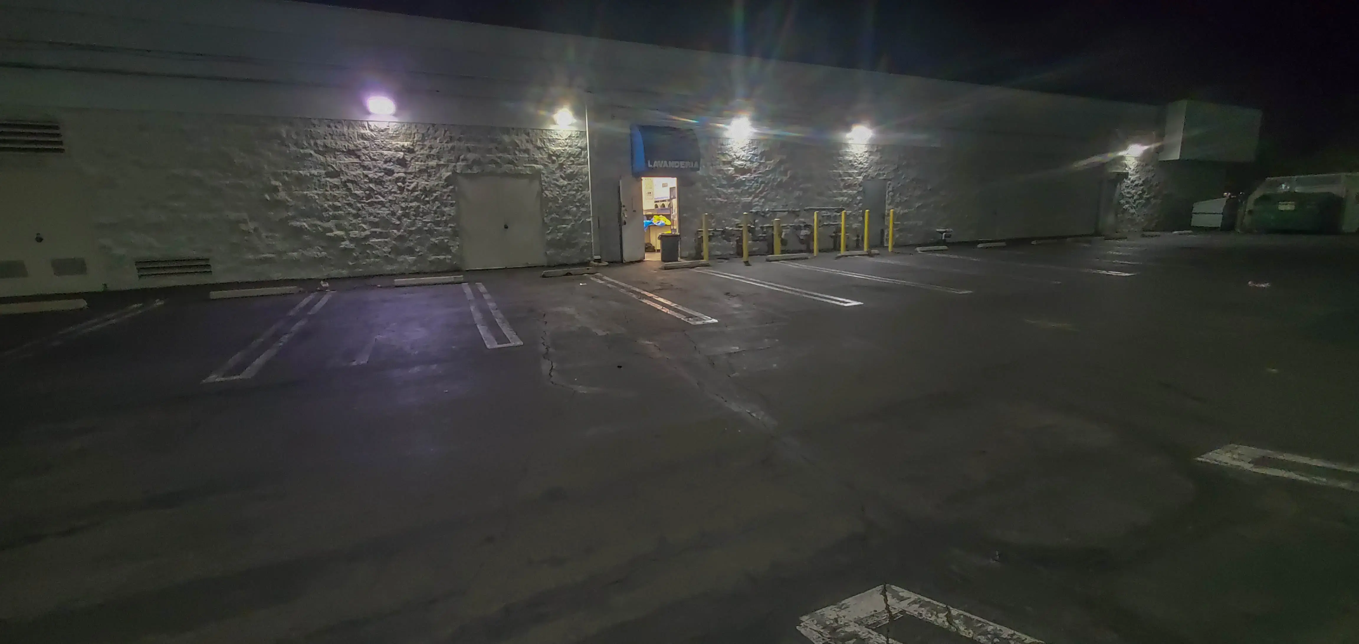 Liberty Laundry Laundromat in Santa Ana - Image 12