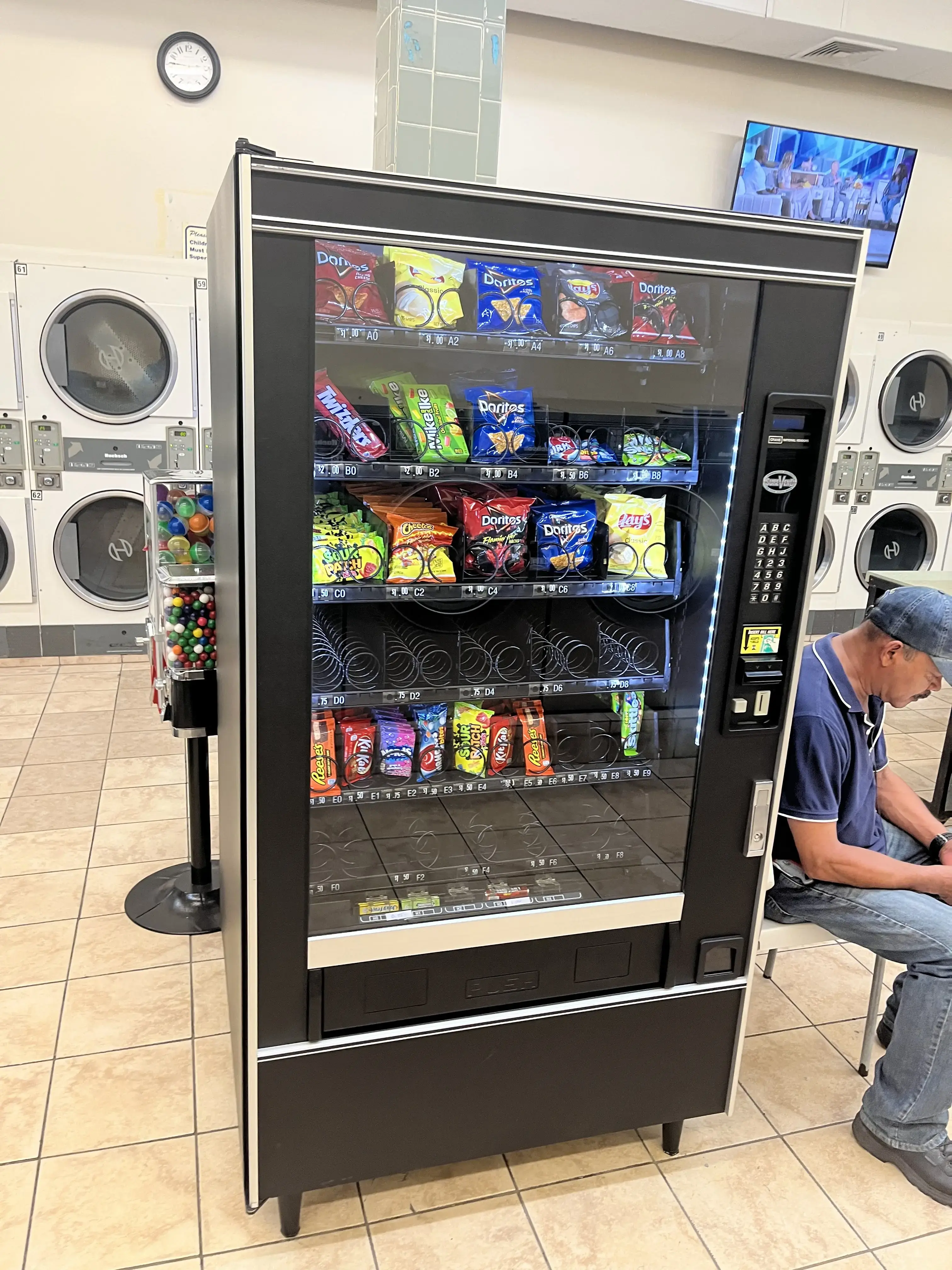 Lightning Laundry | Laundromat | Wash and Fold thumbnail 9