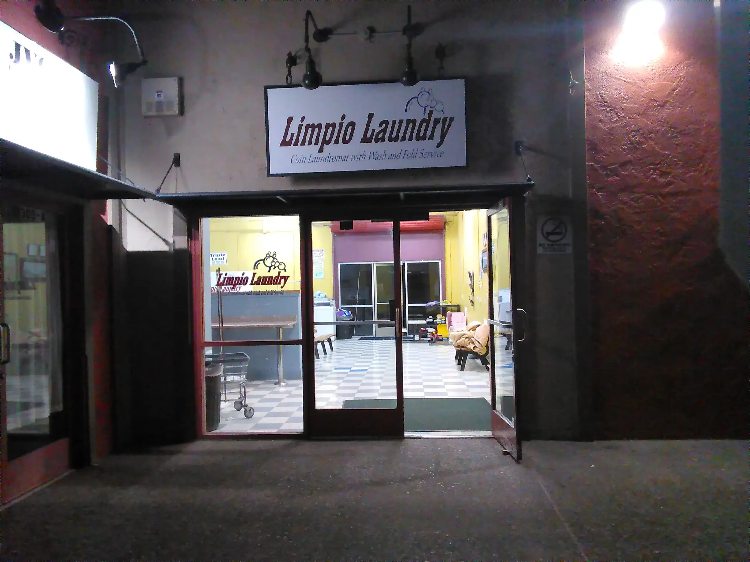 Limpio Coin Laundry - Image 16