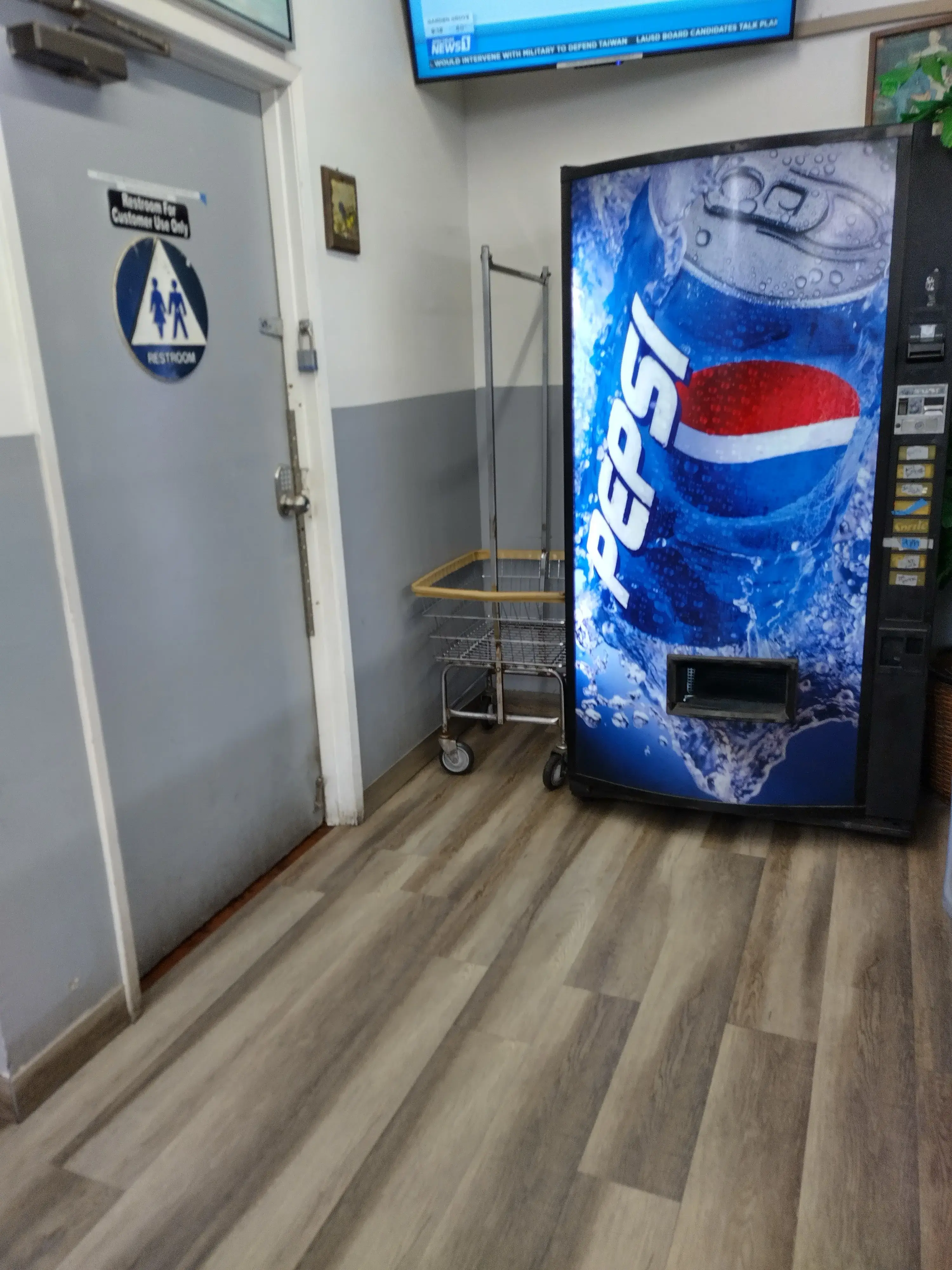 Lincoln Coin Laundry - Image 8