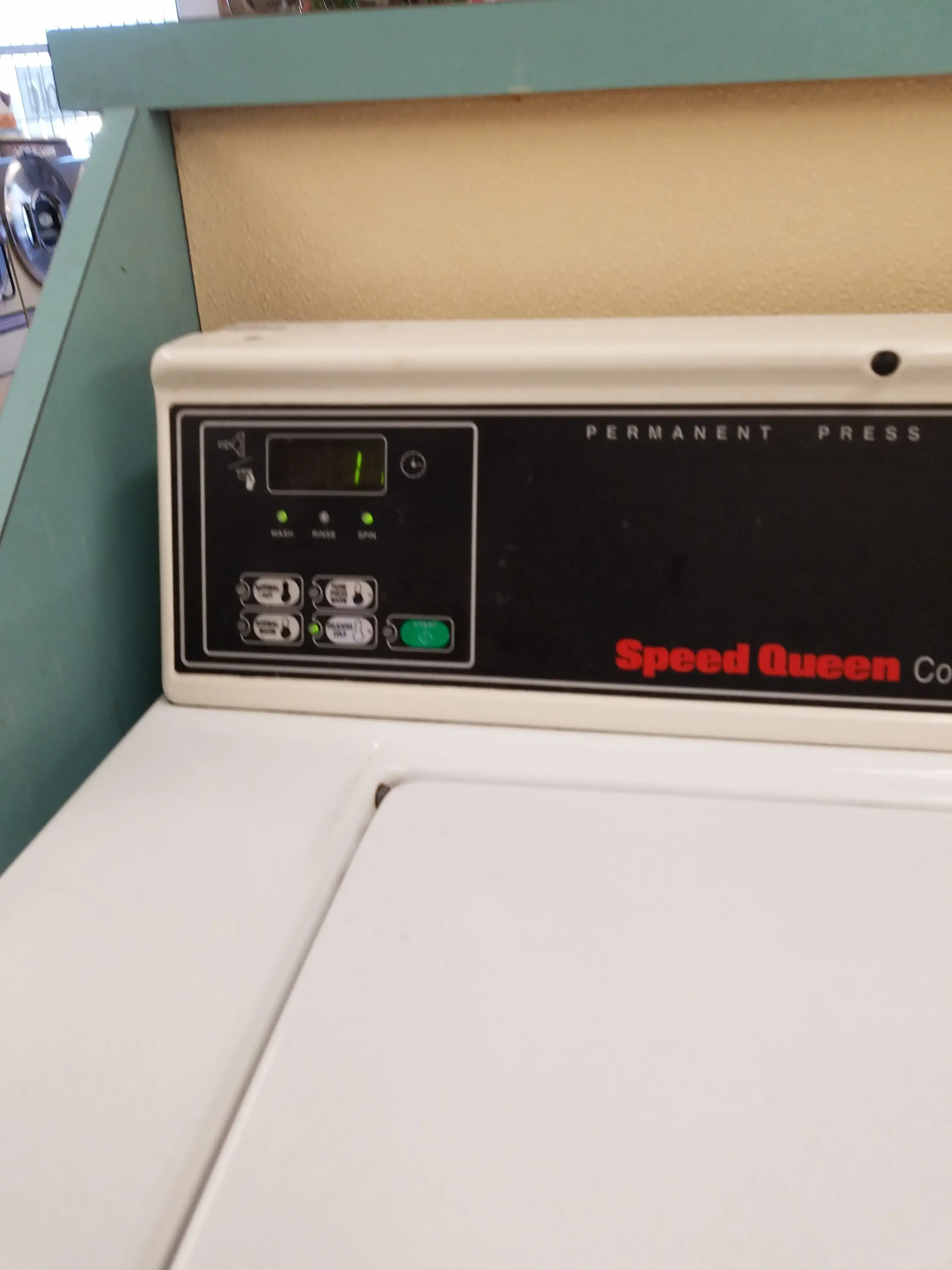 Lomita Coin Laundry - Image 13