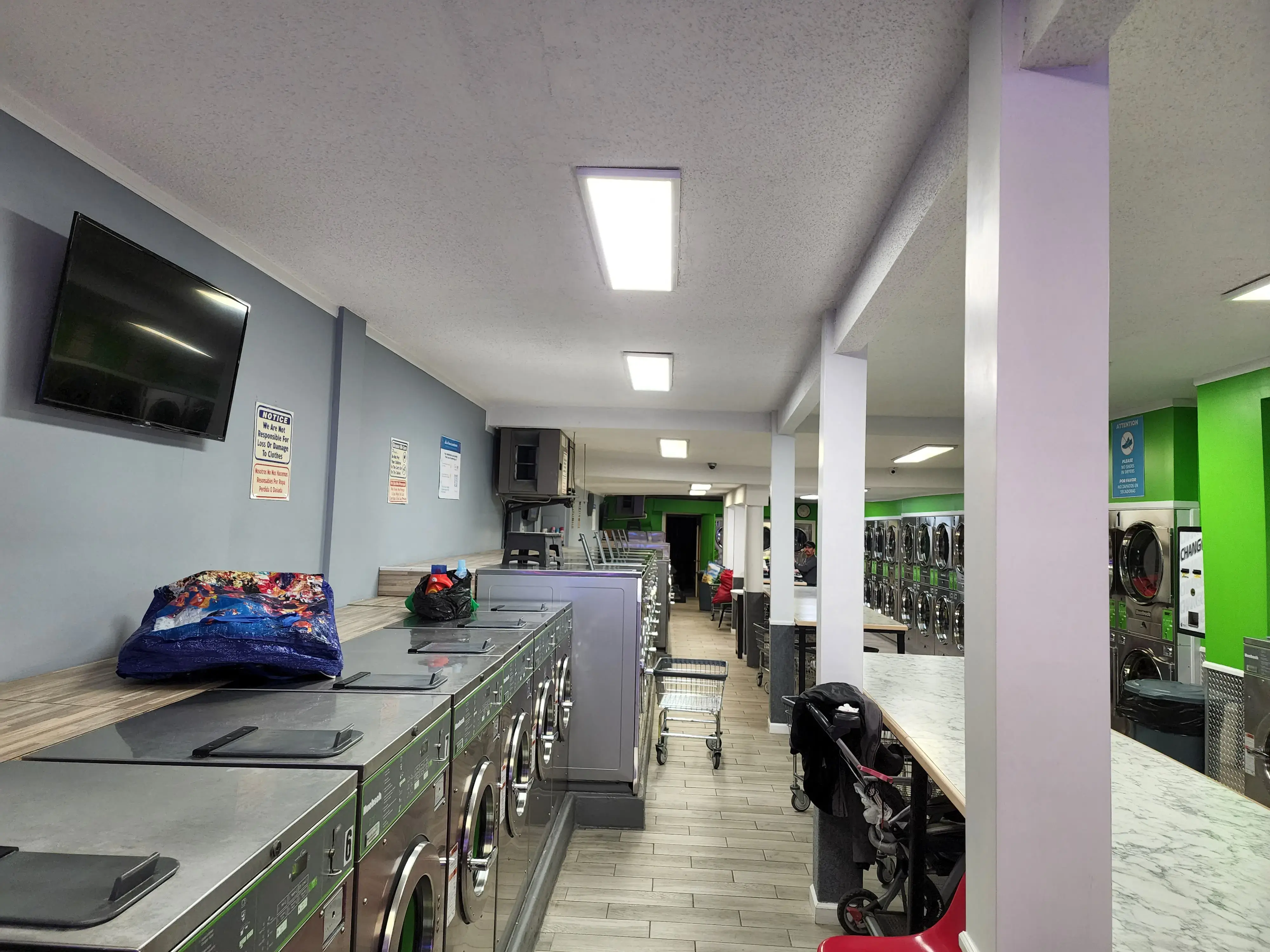 Los Primos Laundromat thumbnail 12