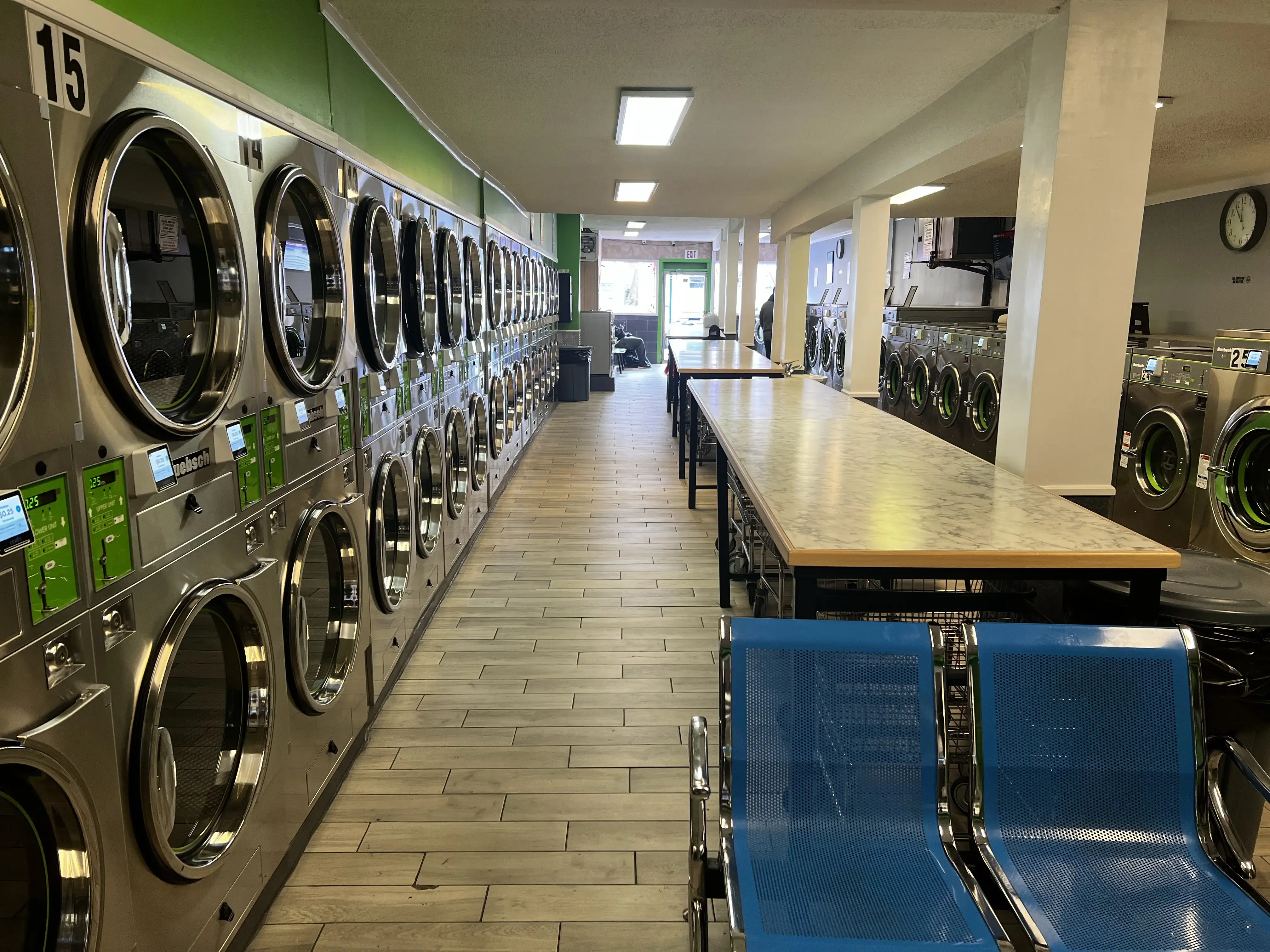 Los Primos Laundromat thumbnail 2