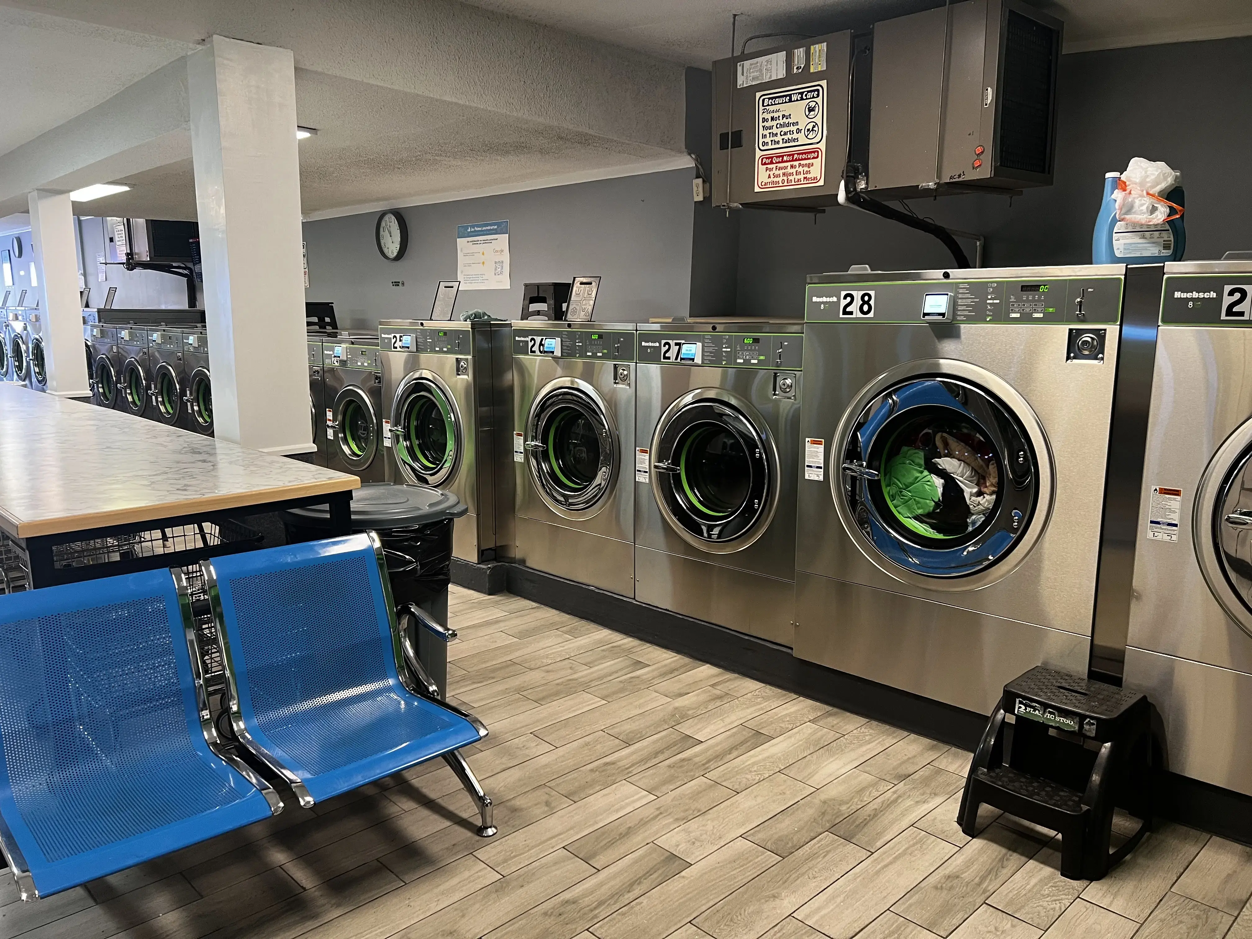 Los Primos Laundromat - Image 3