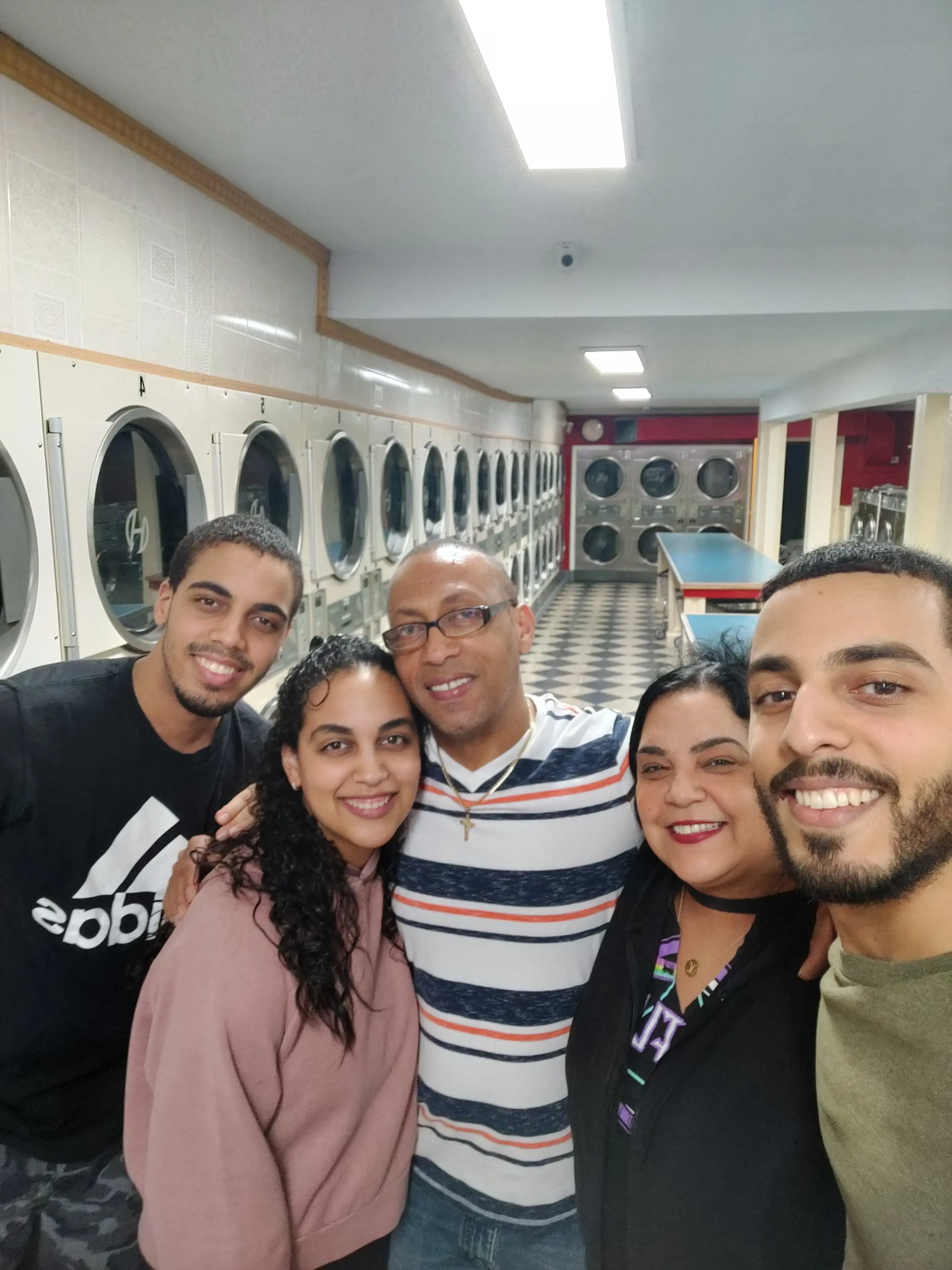 Los Primos Laundromat - Image 9