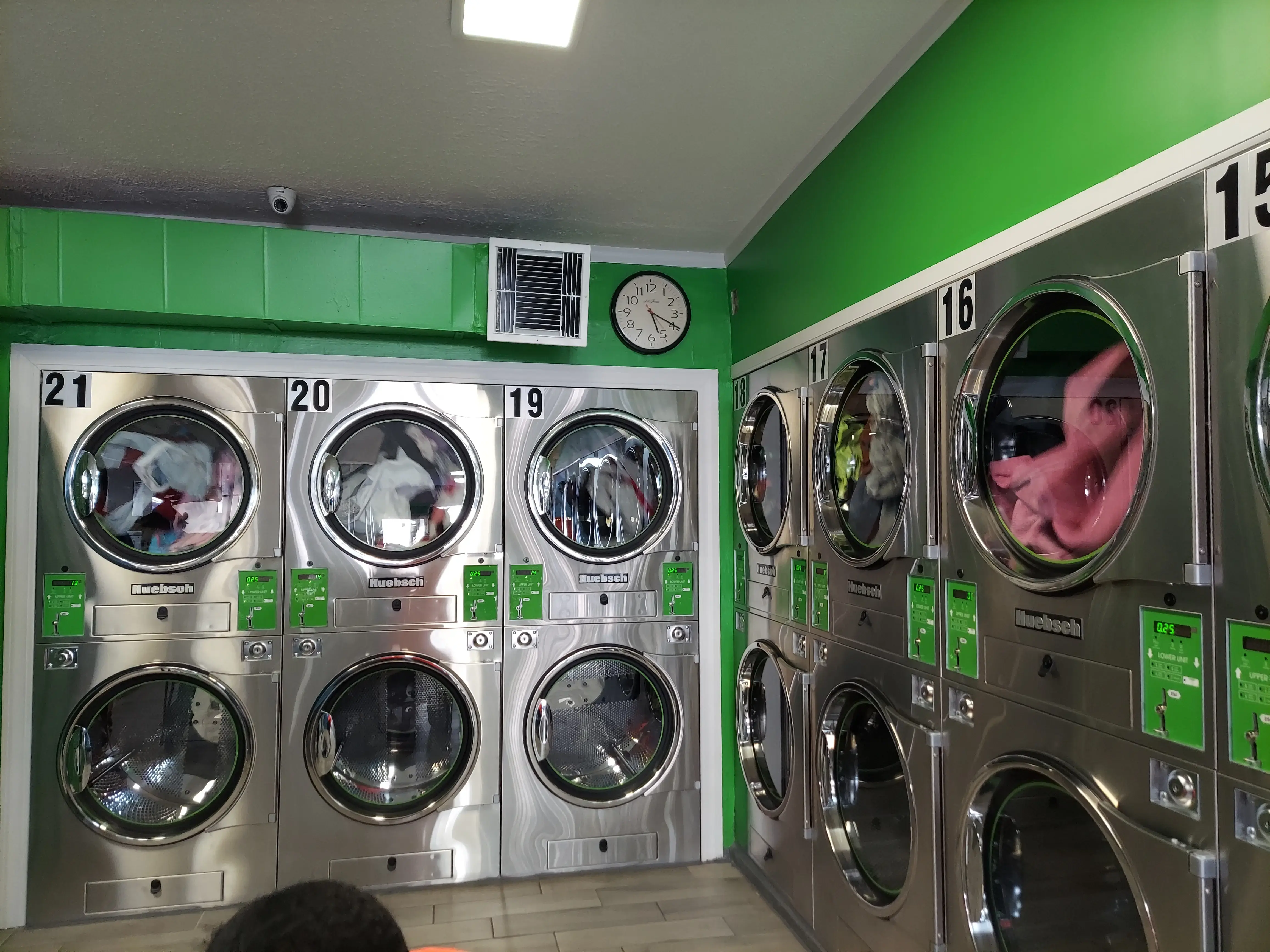 Los Primos Laundromat thumbnail 19