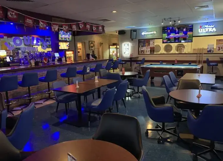 Louie's lounge and laundromat - Image 3