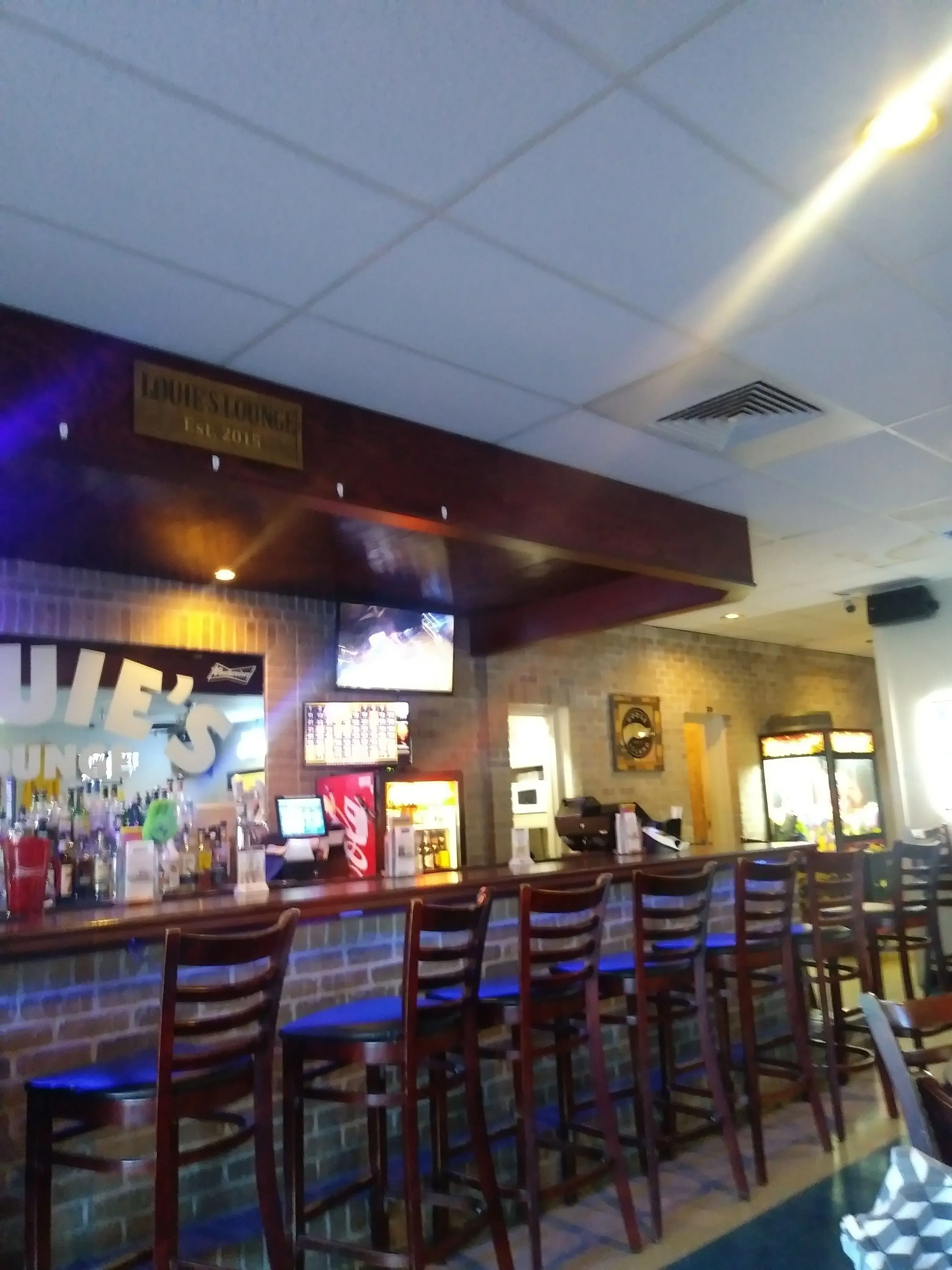Louie's lounge and laundromat - Image 12