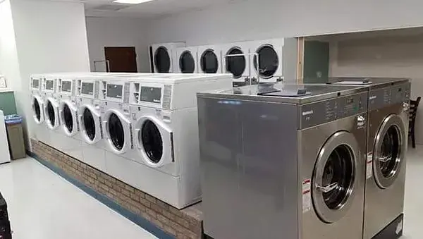 Louie's lounge and laundromat location