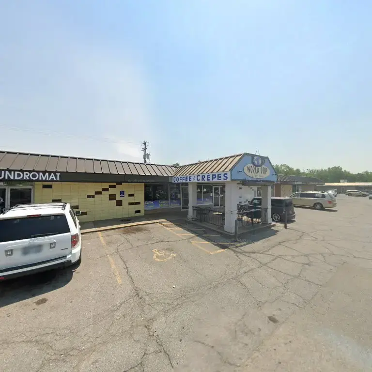 Louie's lounge and laundromat - Image 16