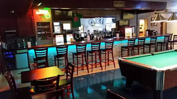 Louie's lounge and laundromat - Image 6
