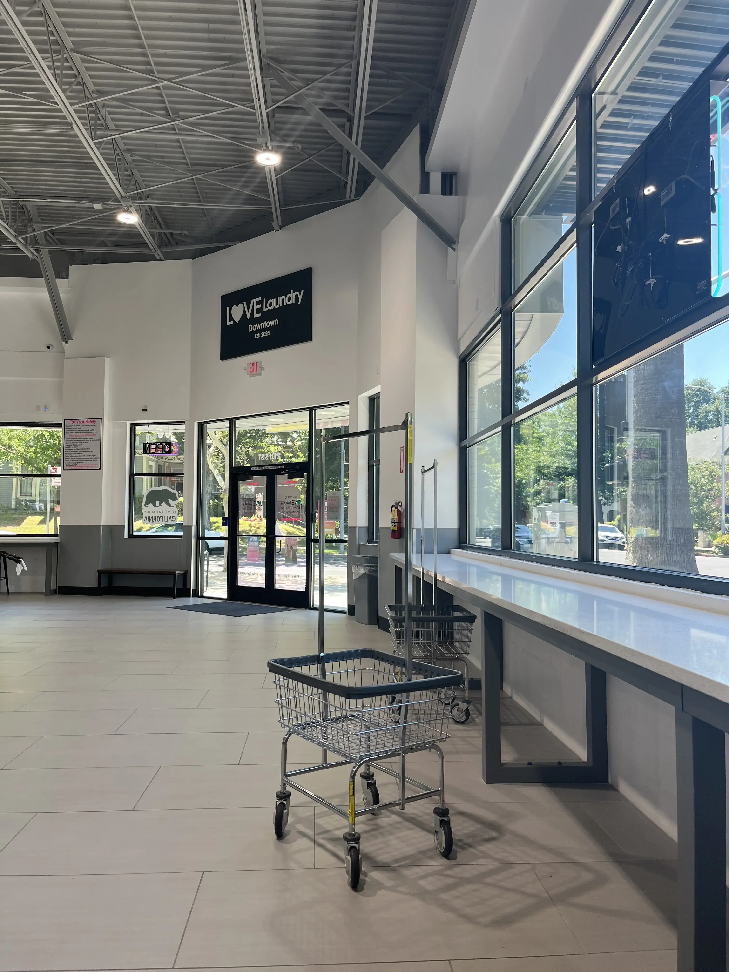 Love Laundry Downtown - Image 13