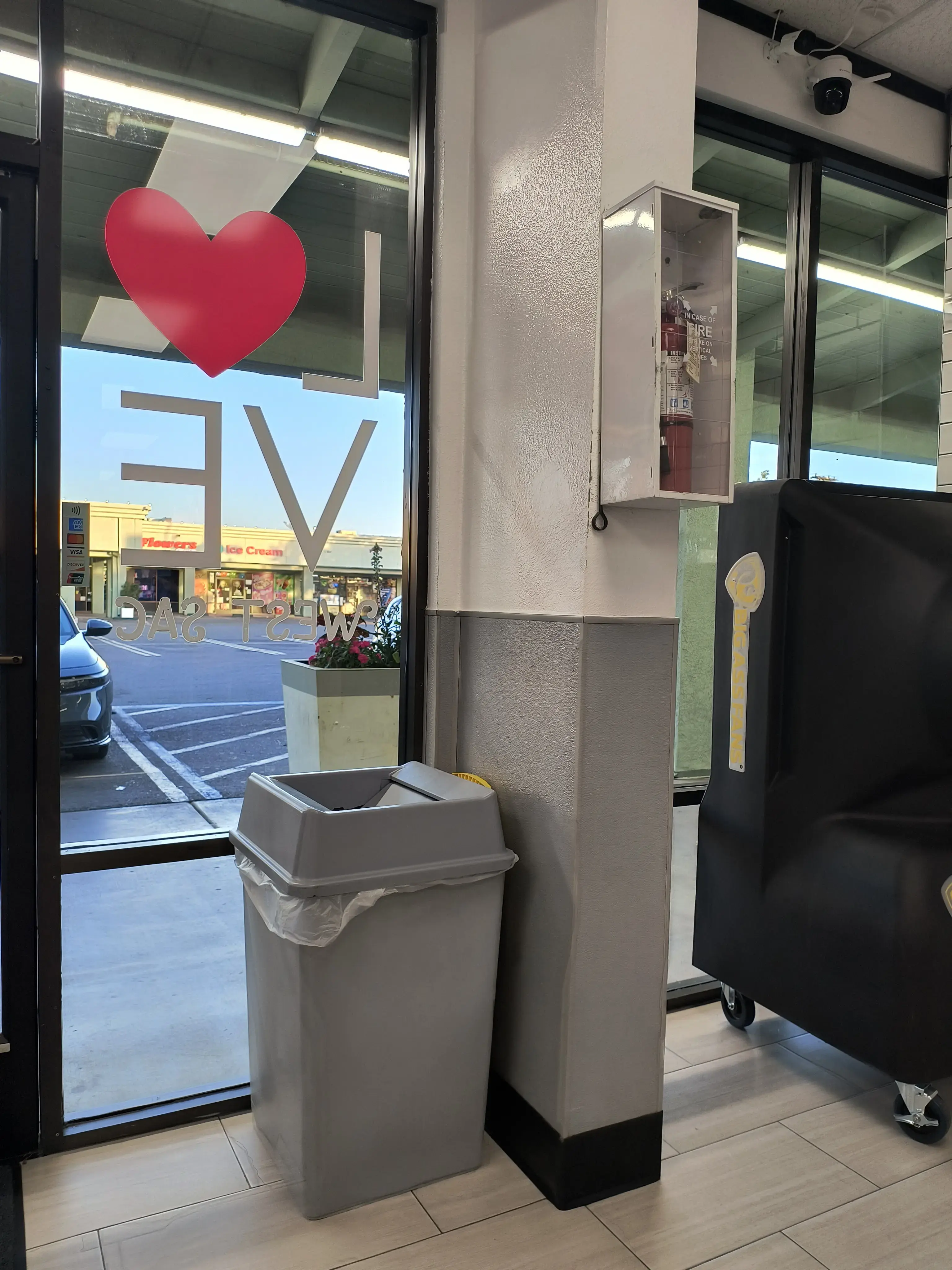 Love Laundry West Sacramento thumbnail 18