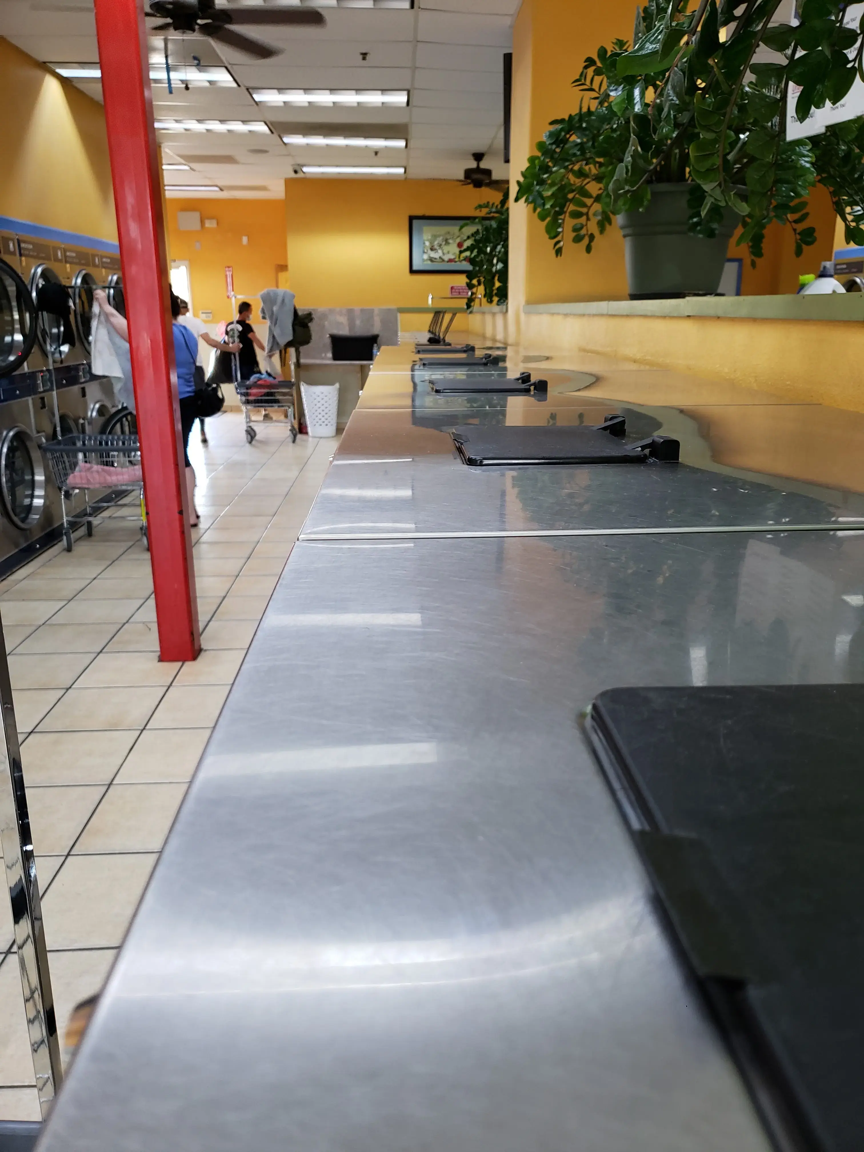 Lucky Day Laundromat + Drop - Off - Wash & Fold Services thumbnail 9