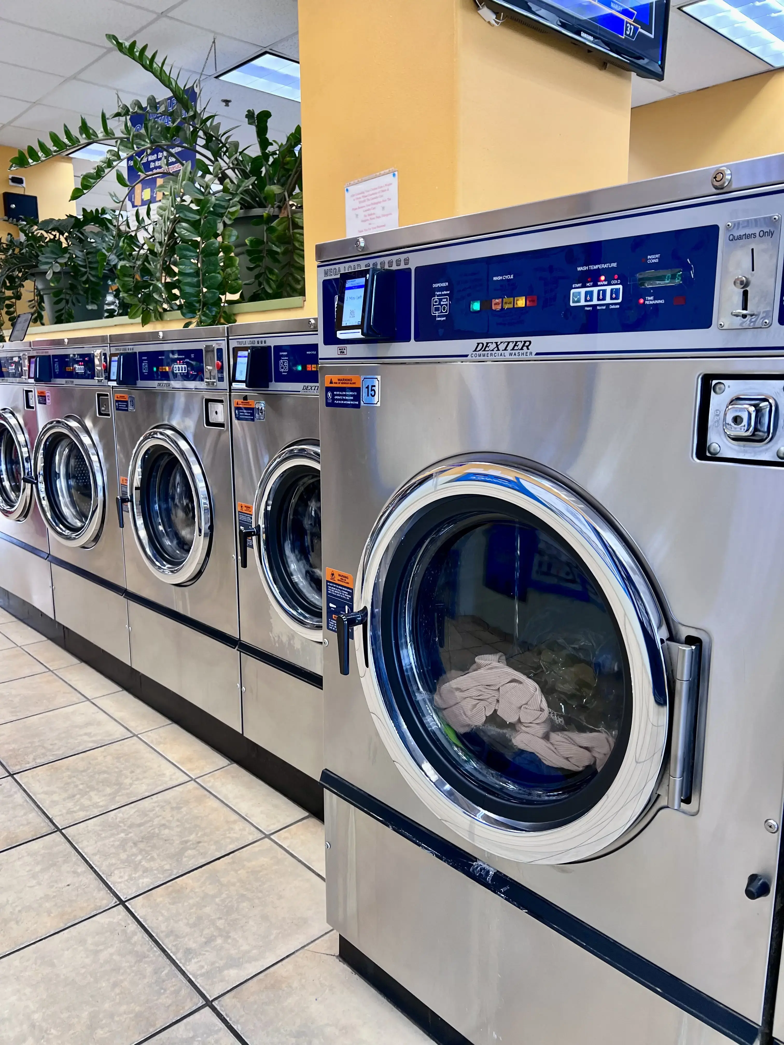 Lucky Day Laundromat + Drop - Off - Wash & Fold Services thumbnail 3