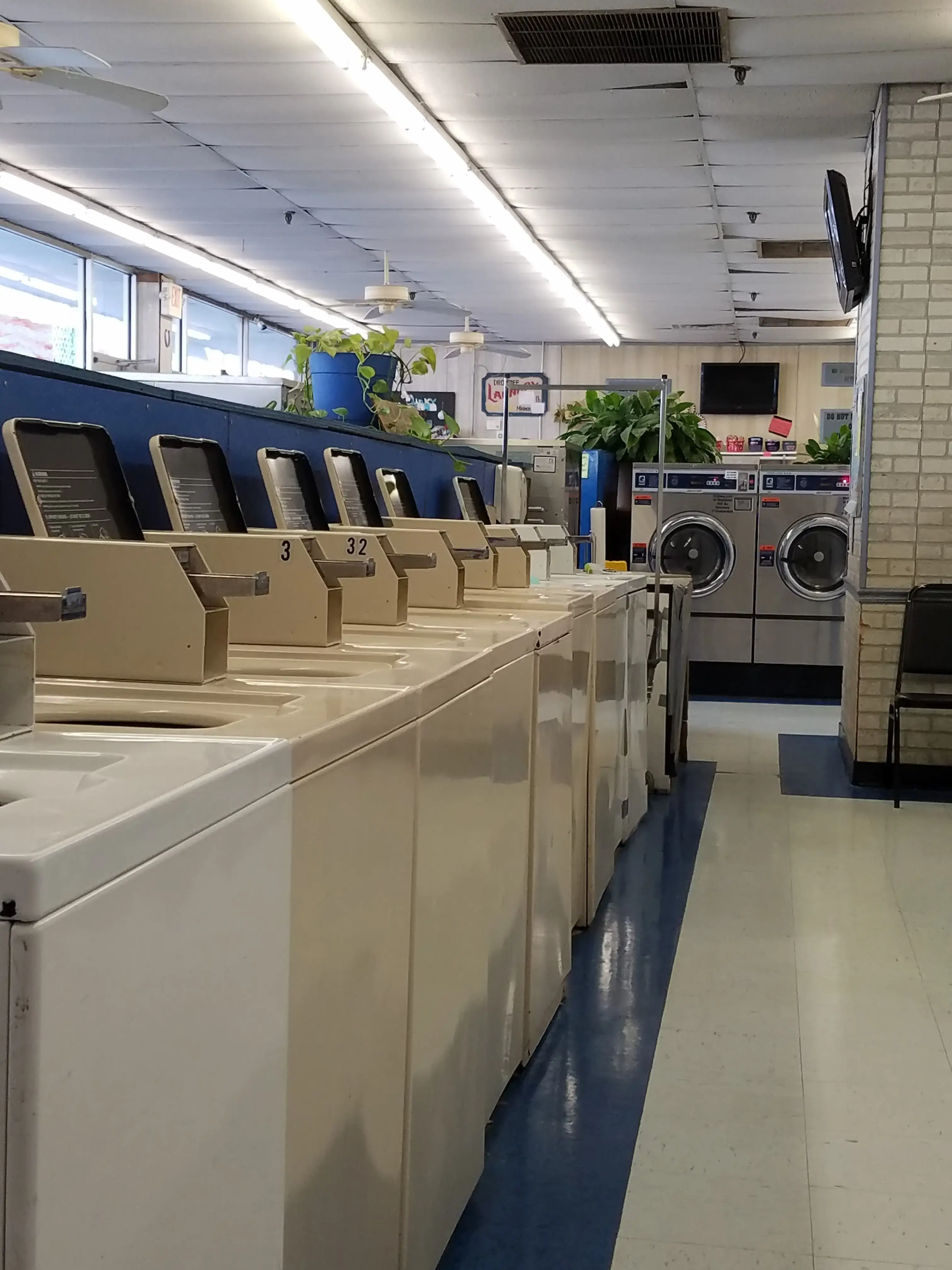 Lucky Lady Coin Operated Laundry thumbnail 8