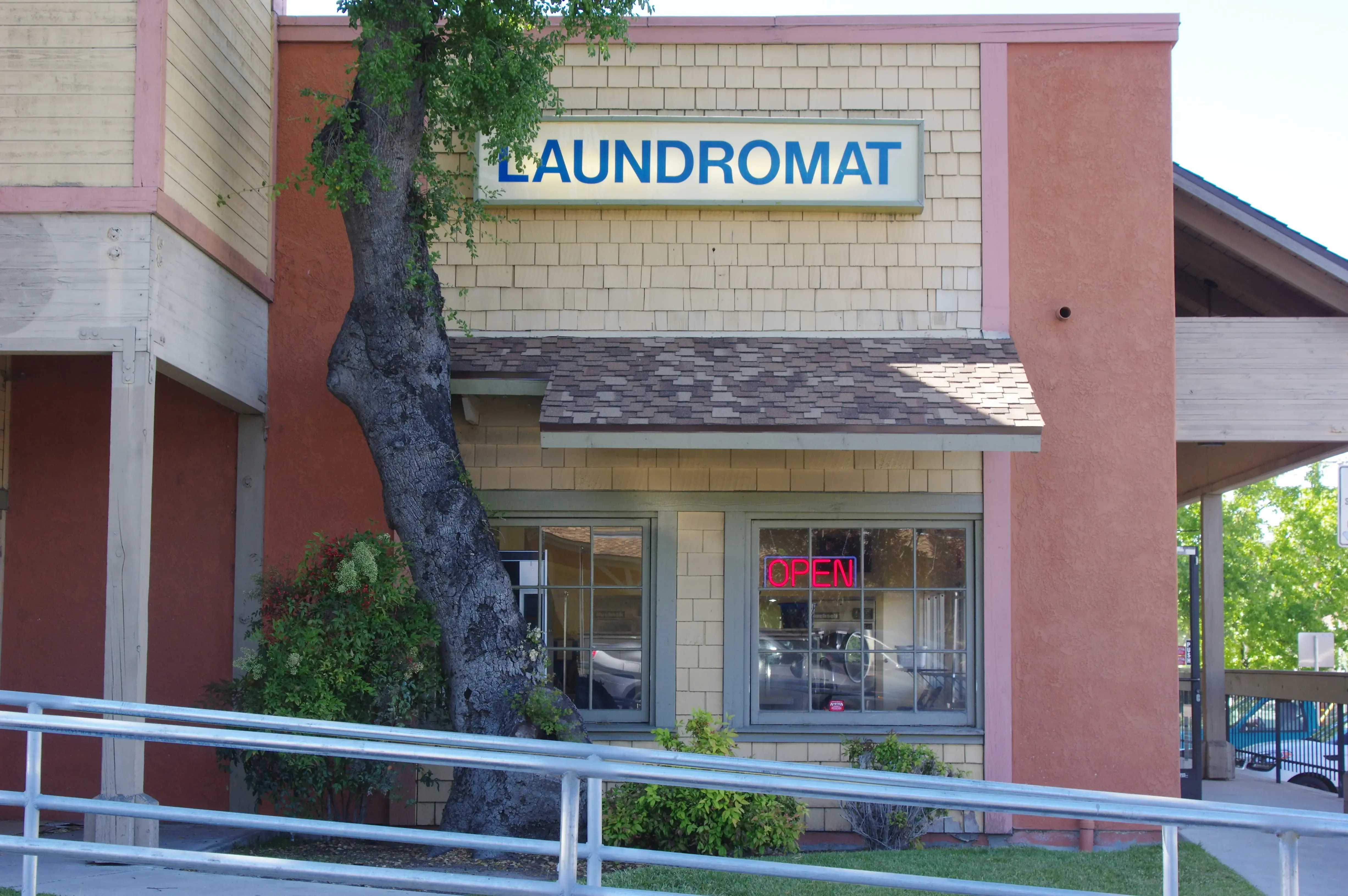 Lucky Oak Laundry - Image 2