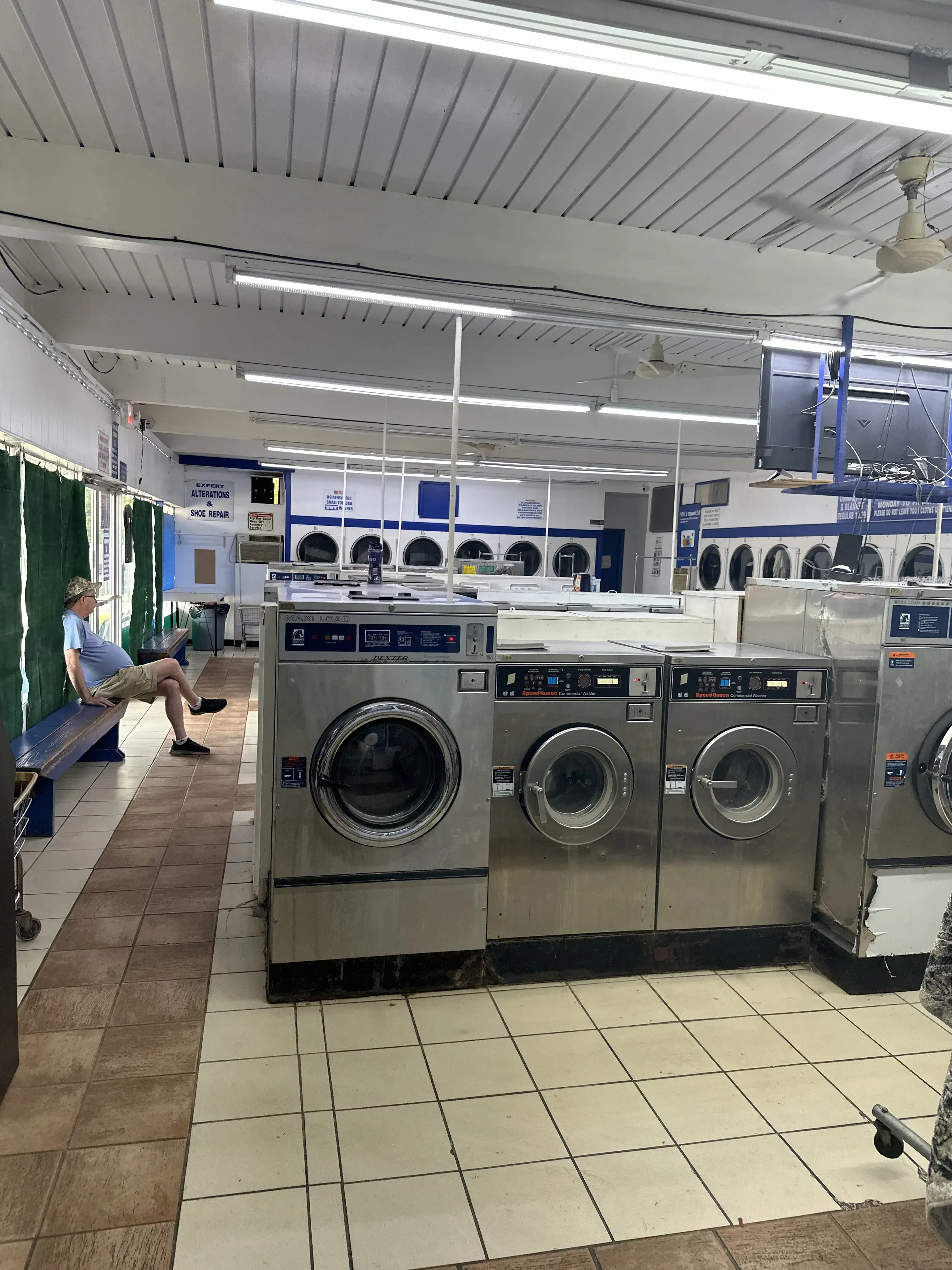 Lucky Washateria & Dry Cleaners - Image 14