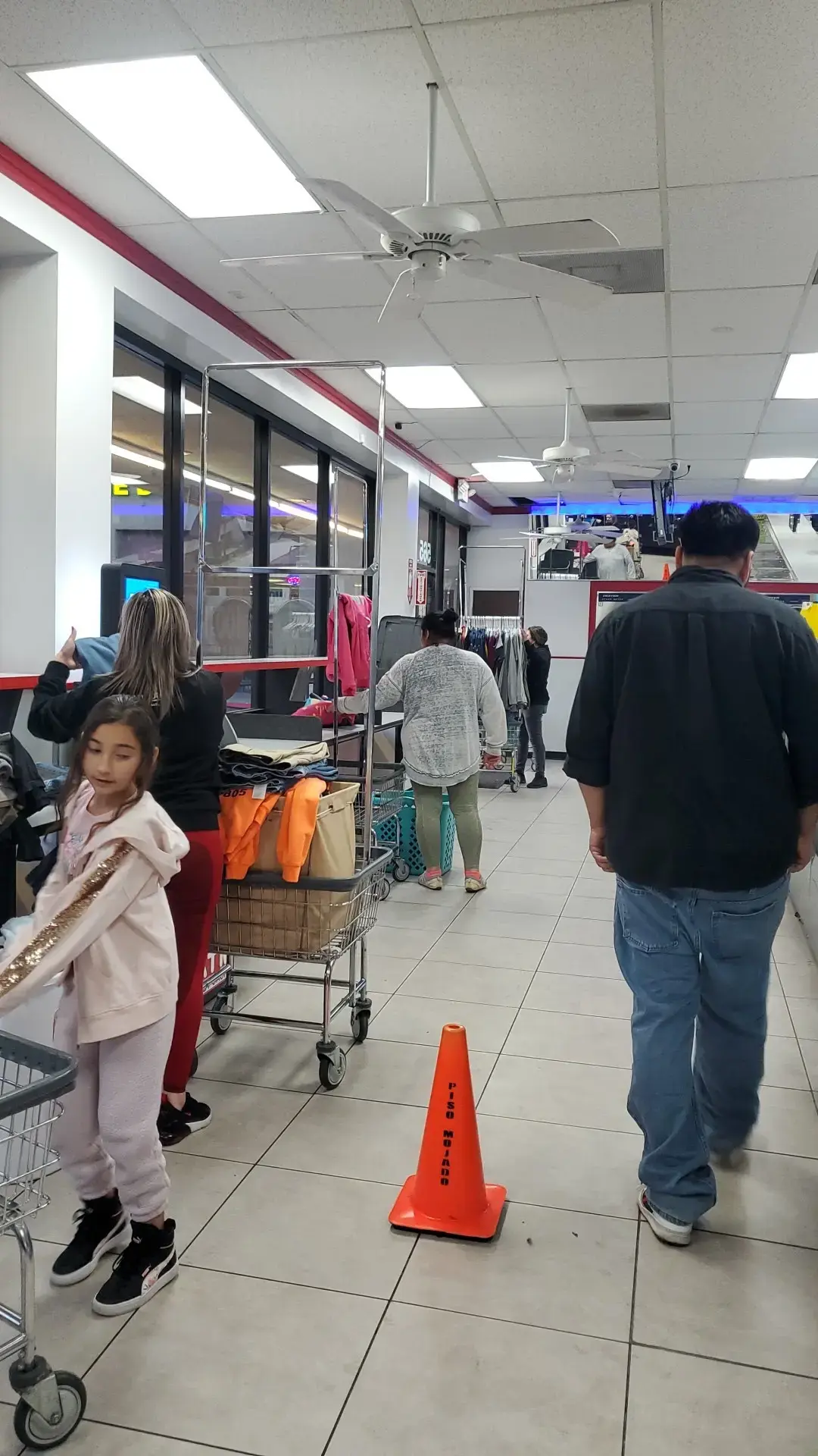 Lucy's Laundromat DBA COIN Less LAUNDRY thumbnail 5