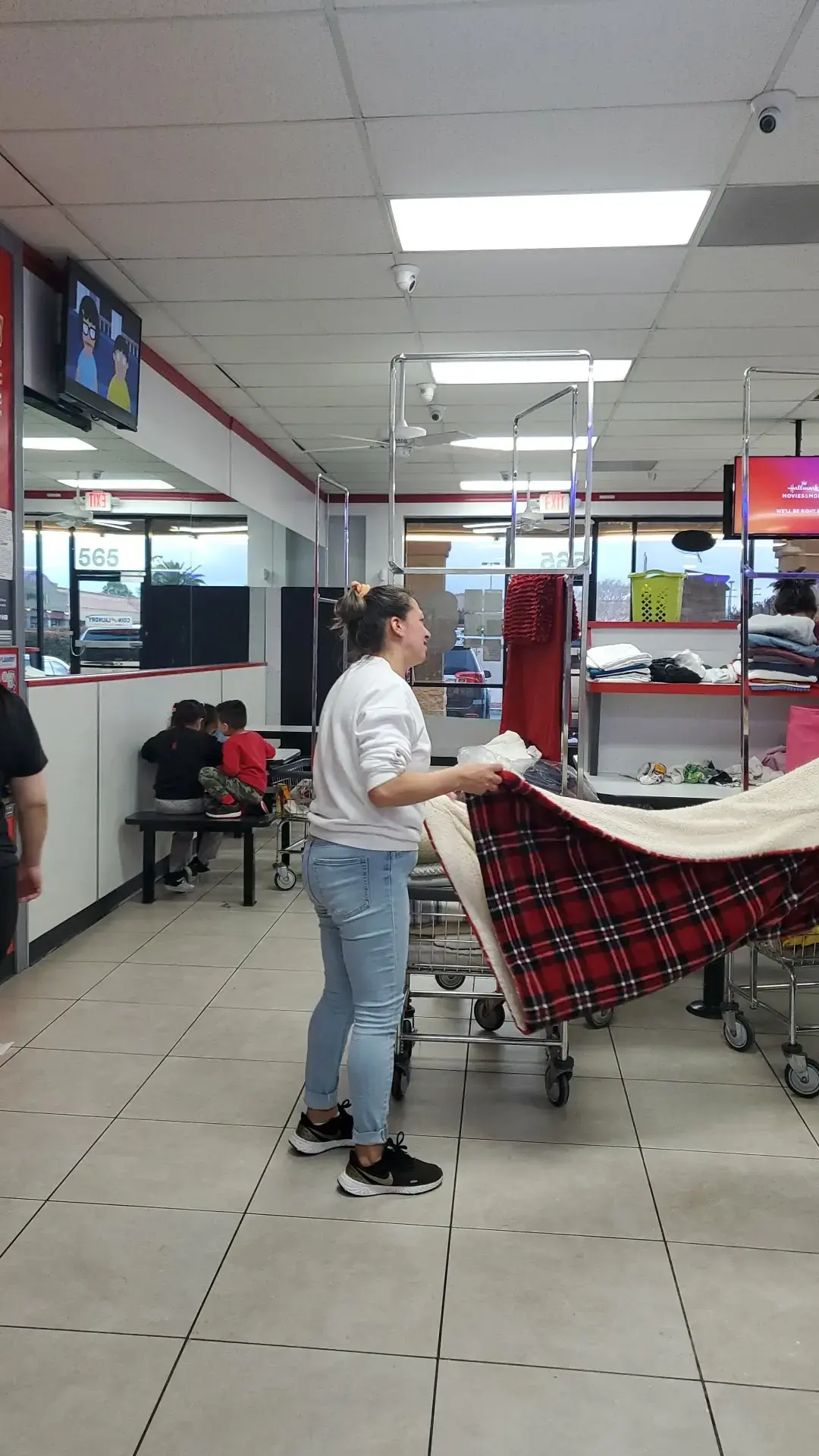 Lucy's Laundromat DBA COIN Less LAUNDRY thumbnail 7