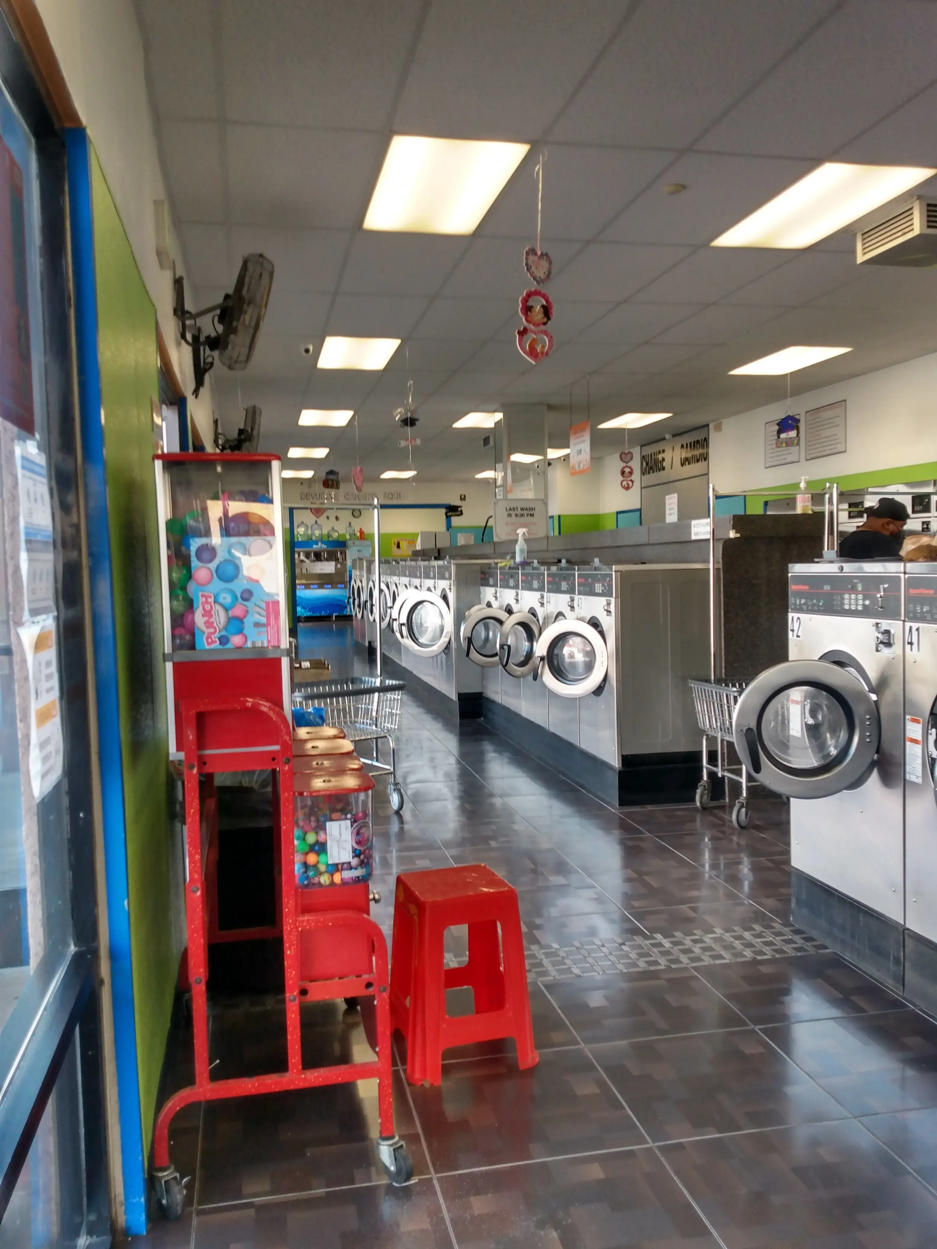 Lugo's Lavanderia / Lugo's Coin Laundry thumbnail 8