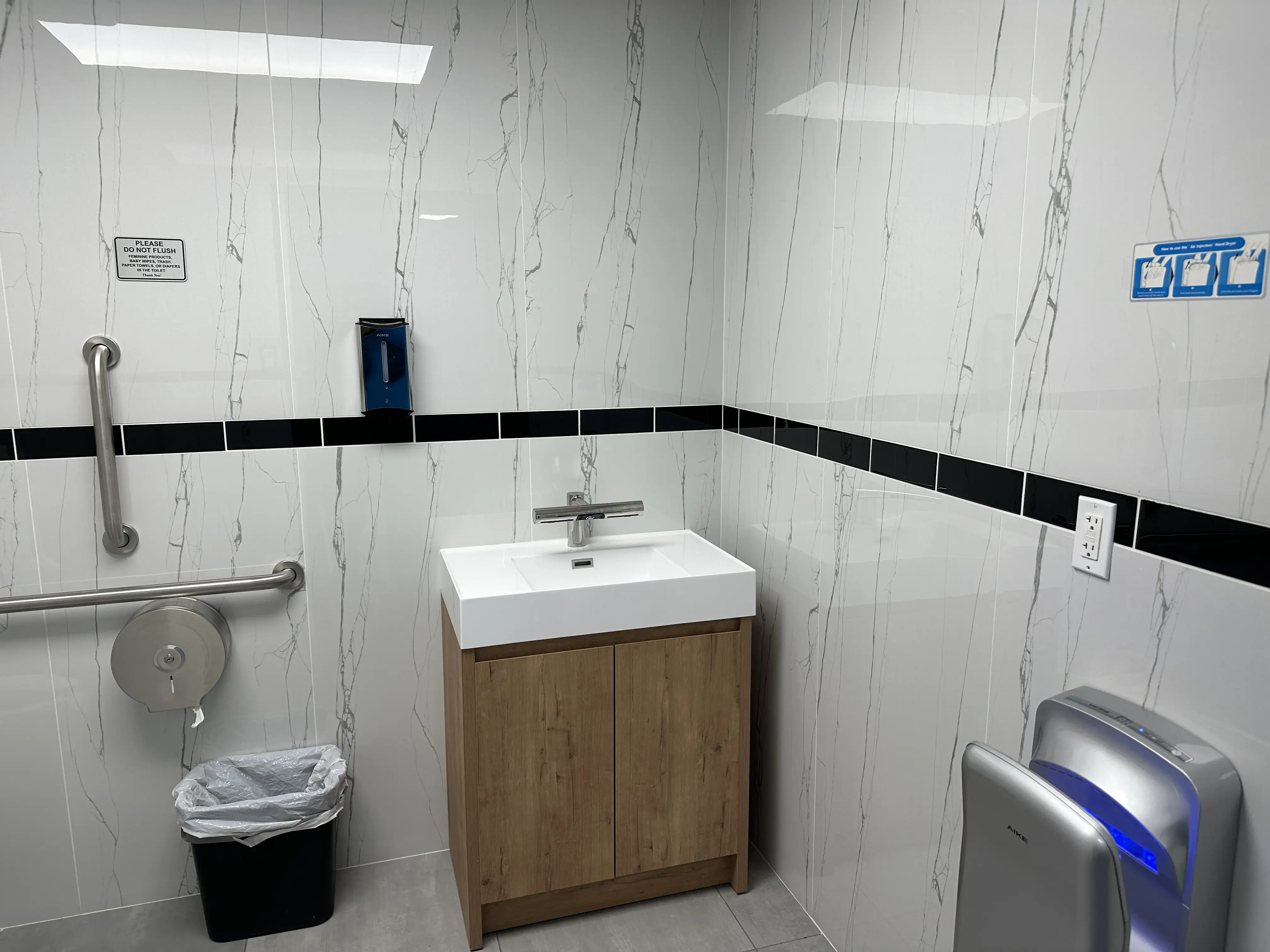 Lux Laundromat - Image 4