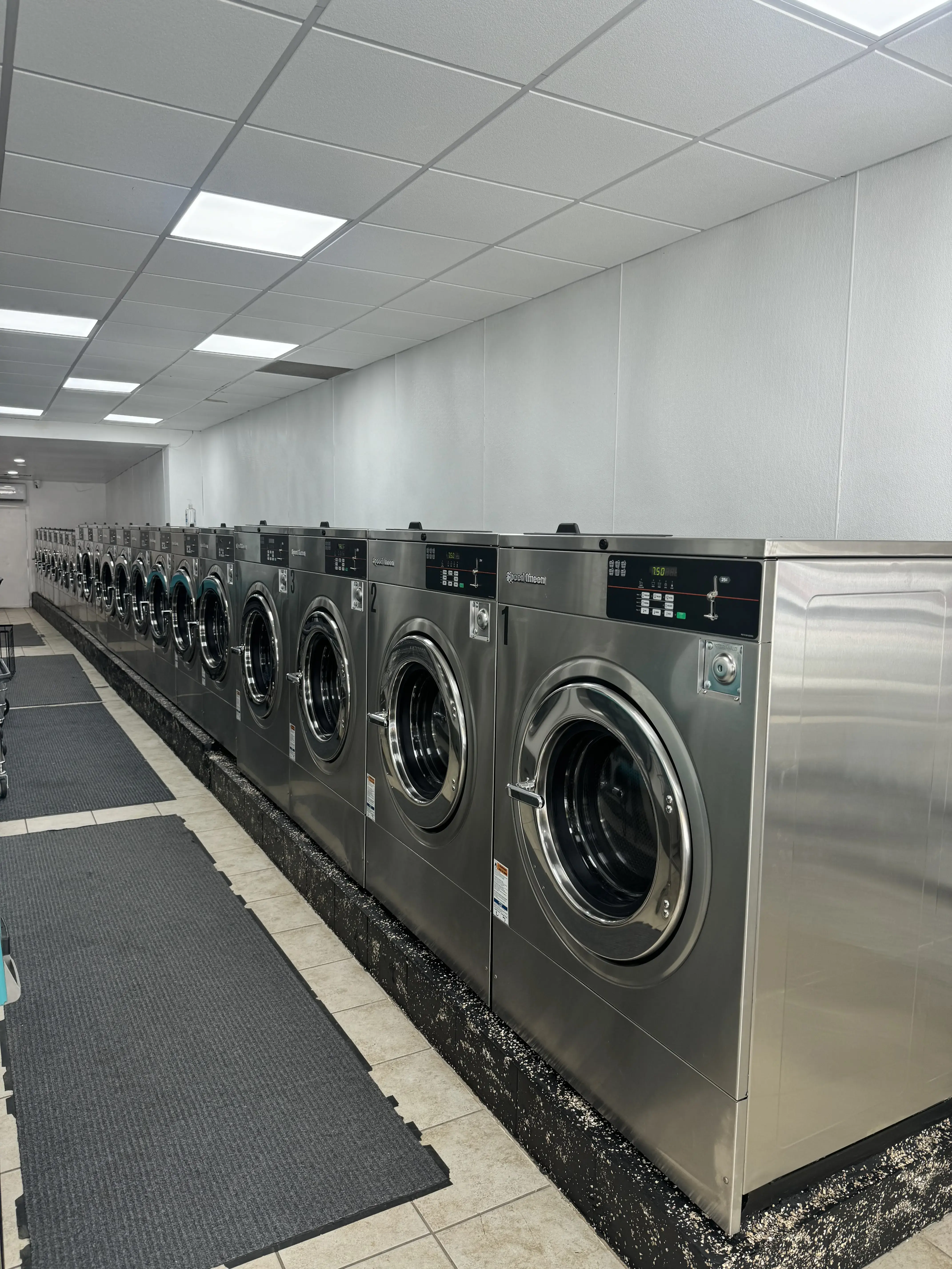 Luxe Laundromat on Lincoln - Image 4