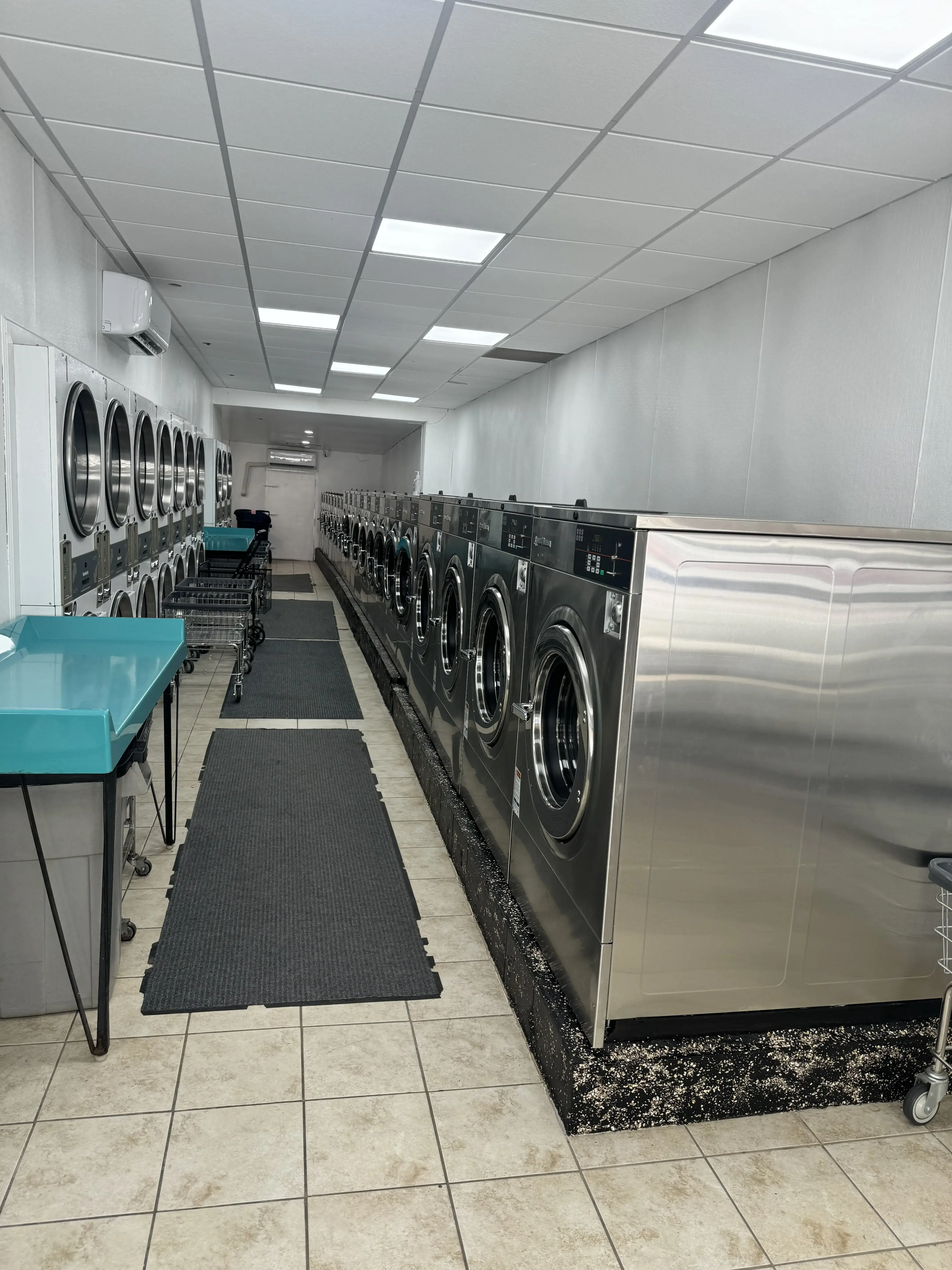Luxe Laundromat on Lincoln location