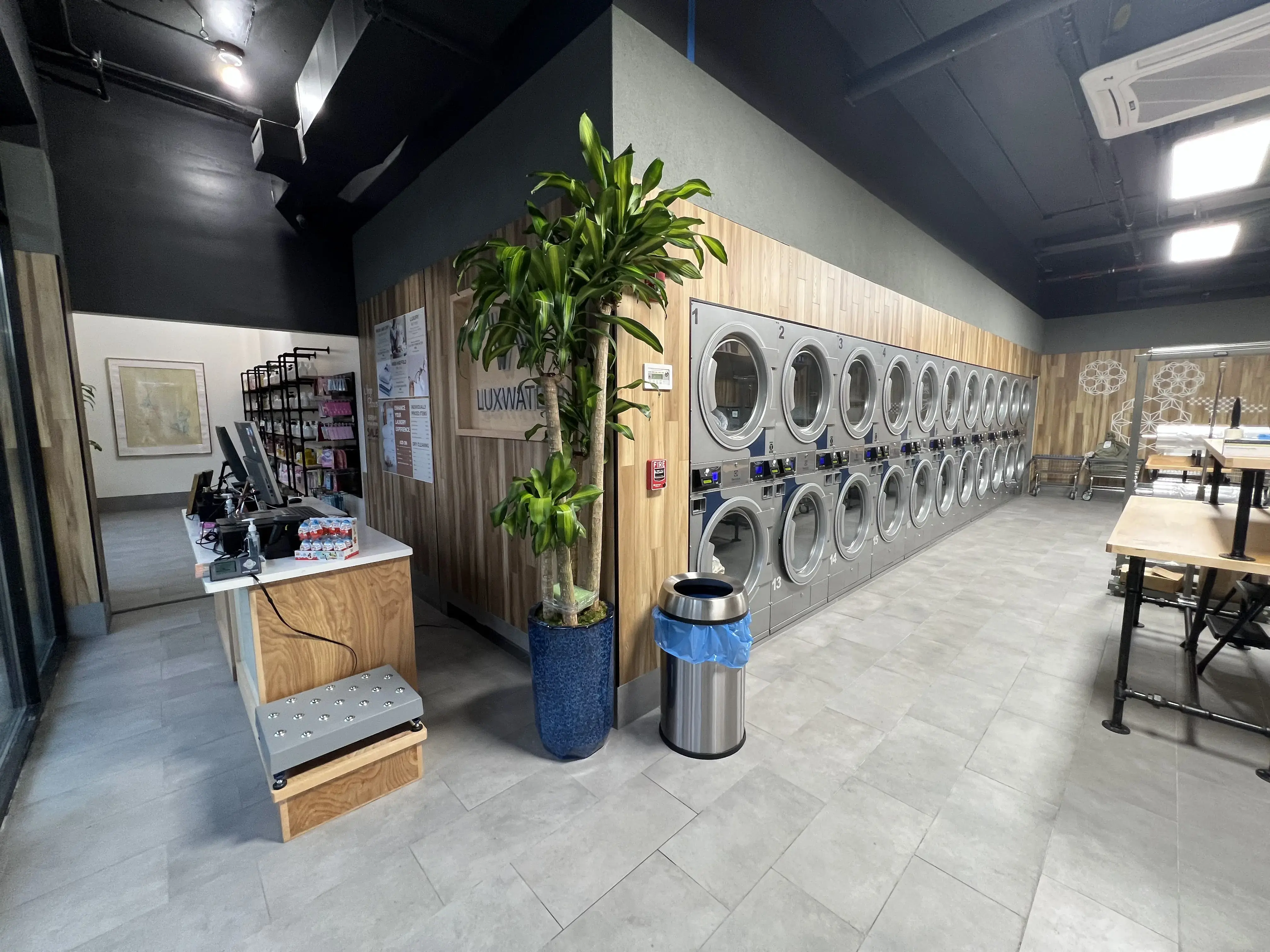 Luxwater Laundry Place / Japanese Laundromat / Retail 水のスペース thumbnail 3