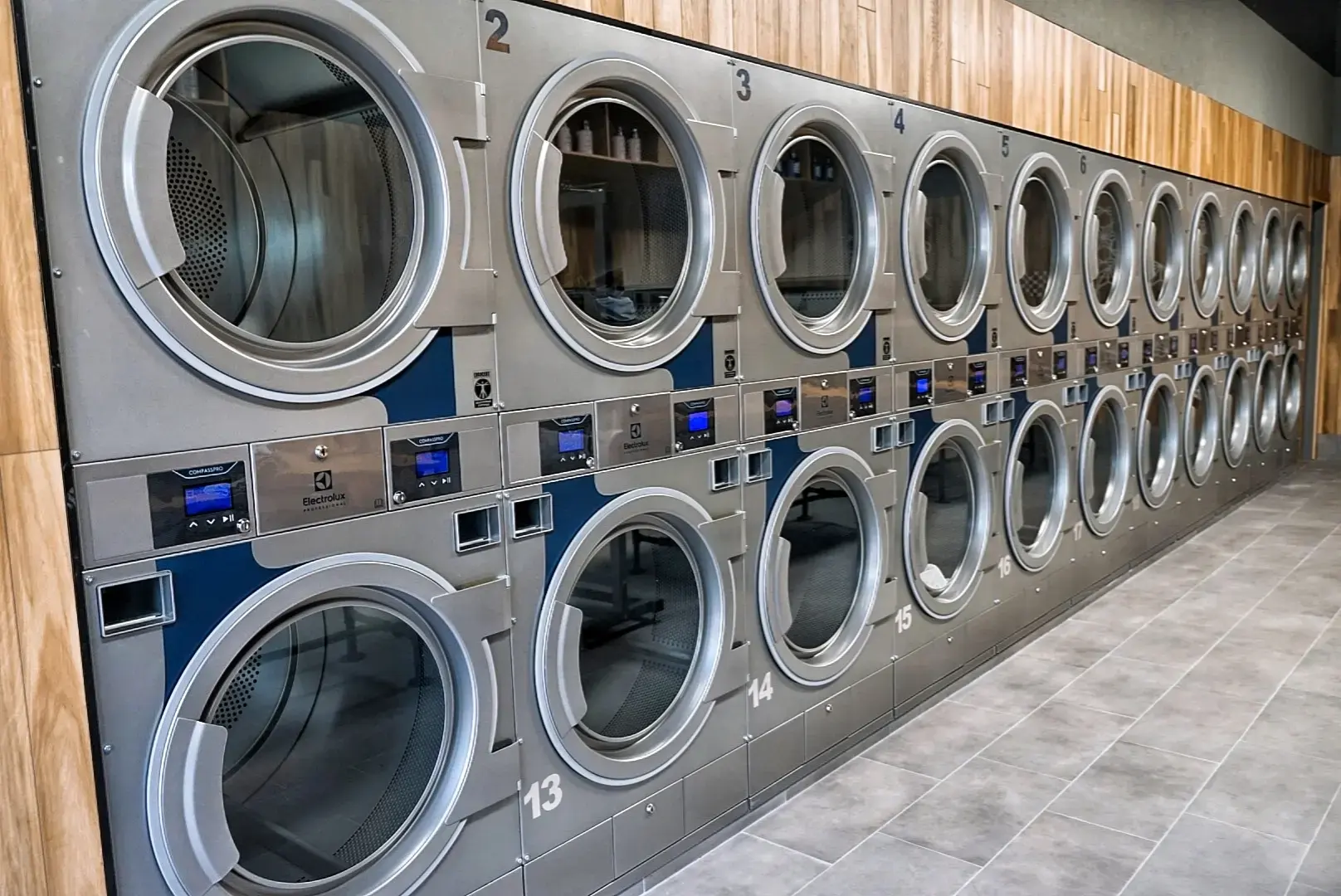 Luxwater Laundry Place / Japanese Laundromat / Retail 水のスペース - Image 4