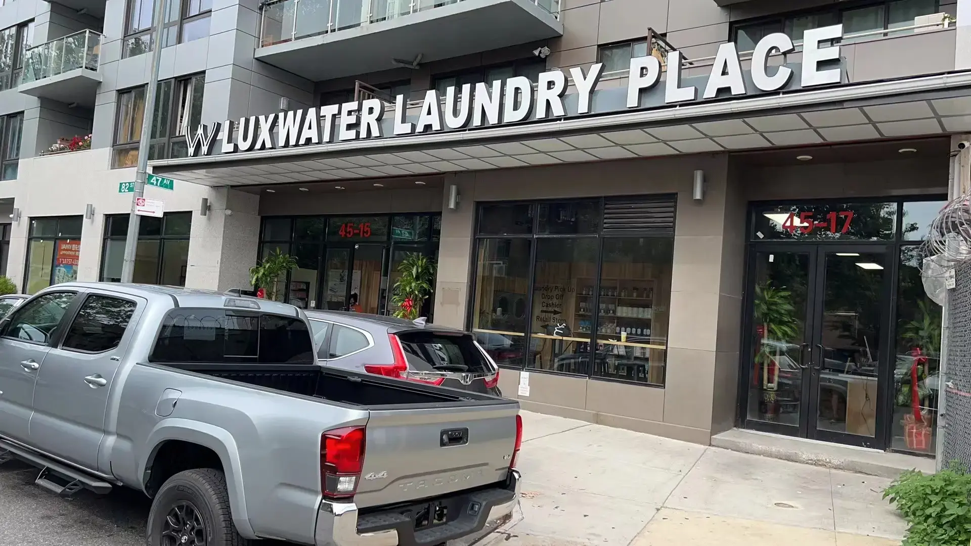 Luxwater Laundry Place / Japanese Laundromat / Retail 水のスペース - Image 17