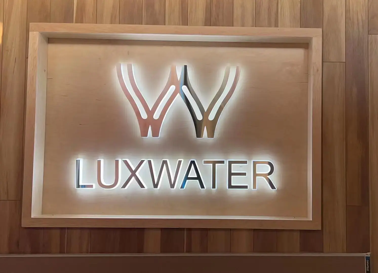 Luxwater Laundry Place / Japanese Laundromat / Retail 水のスペース location