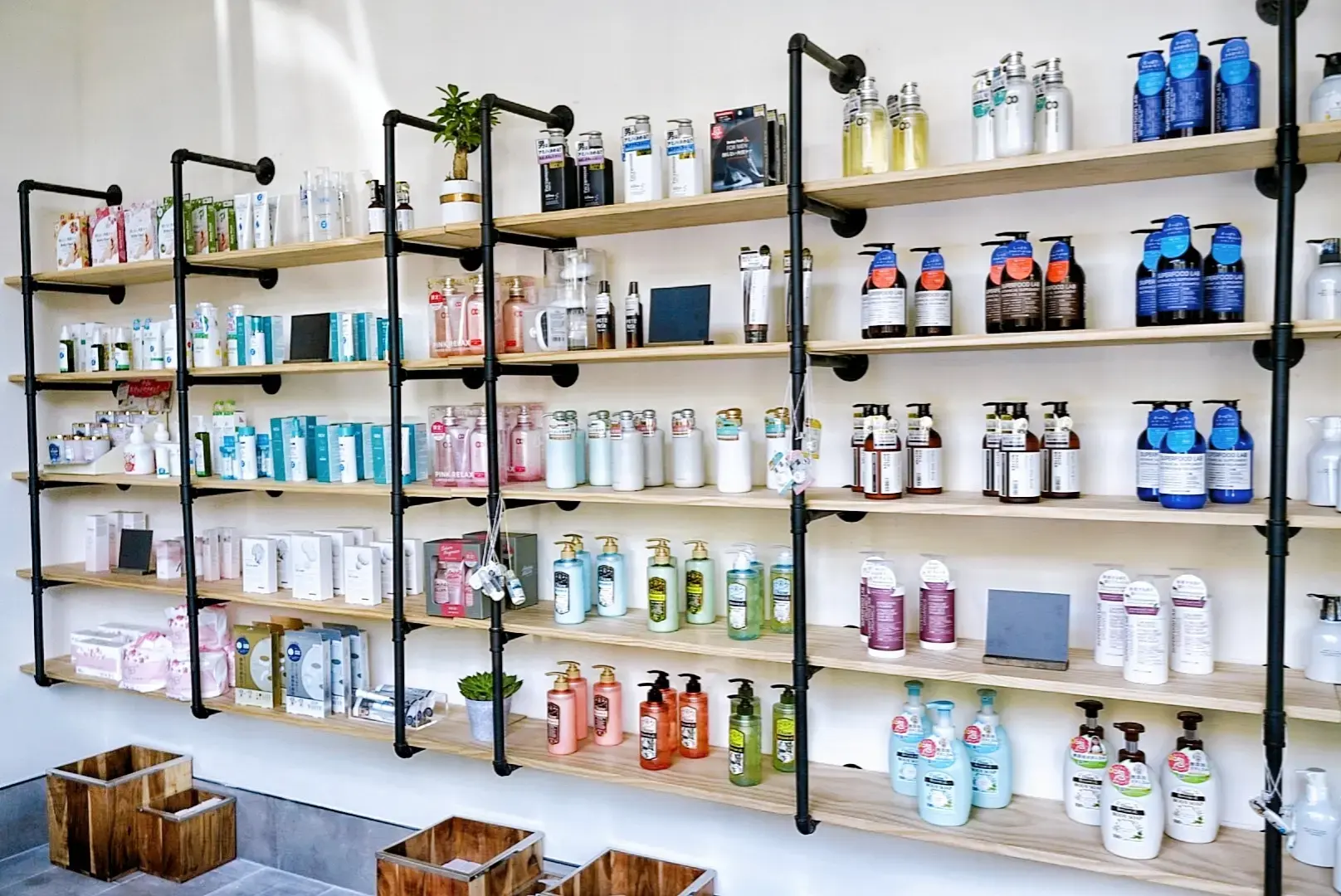 Luxwater Laundry Place / Japanese Laundromat / Retail 水のスペース - Image 7