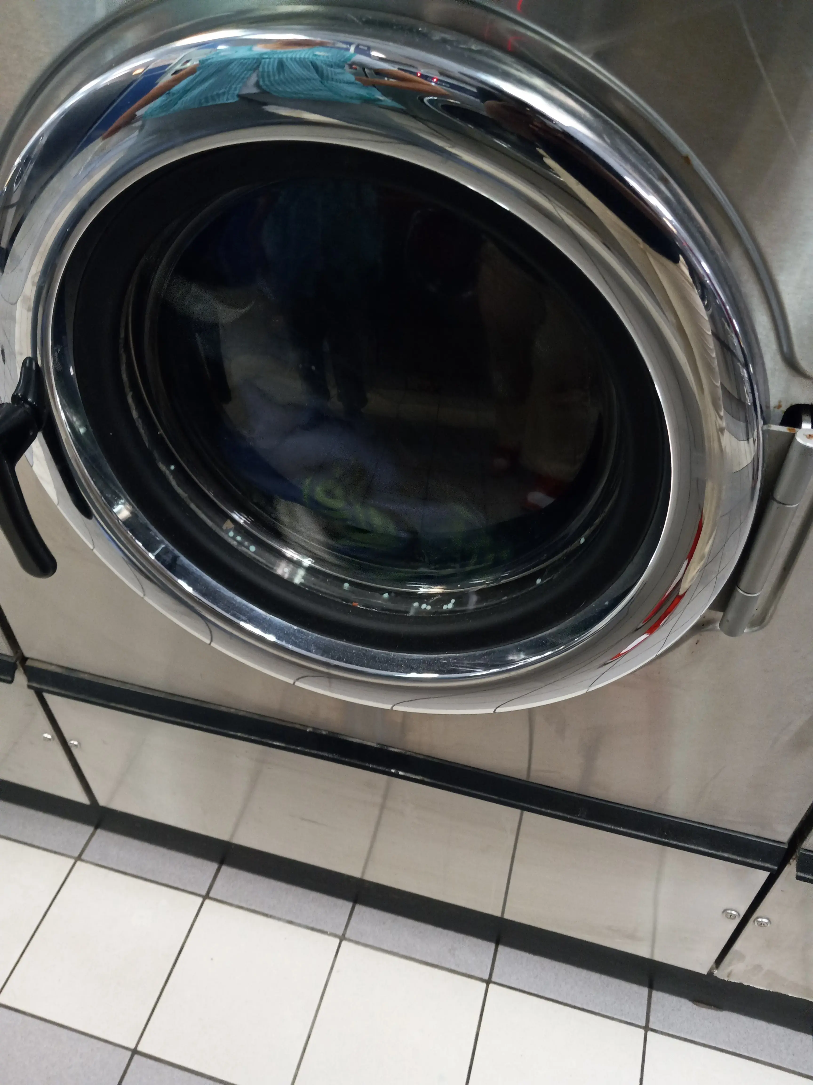 M & D Coin Laundry - Image 10