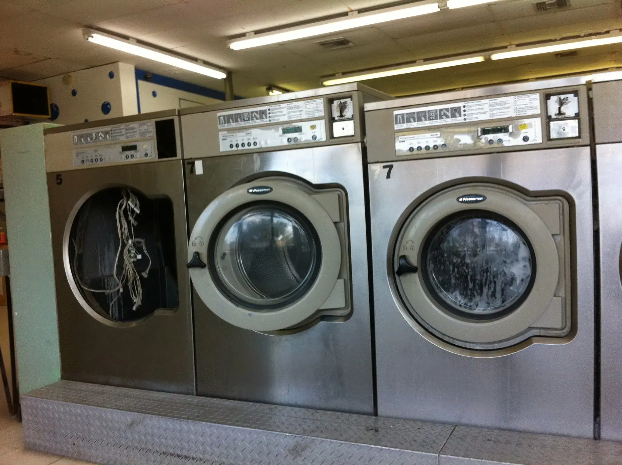 Magazine Laundromat & Wash and Fold - Image 16