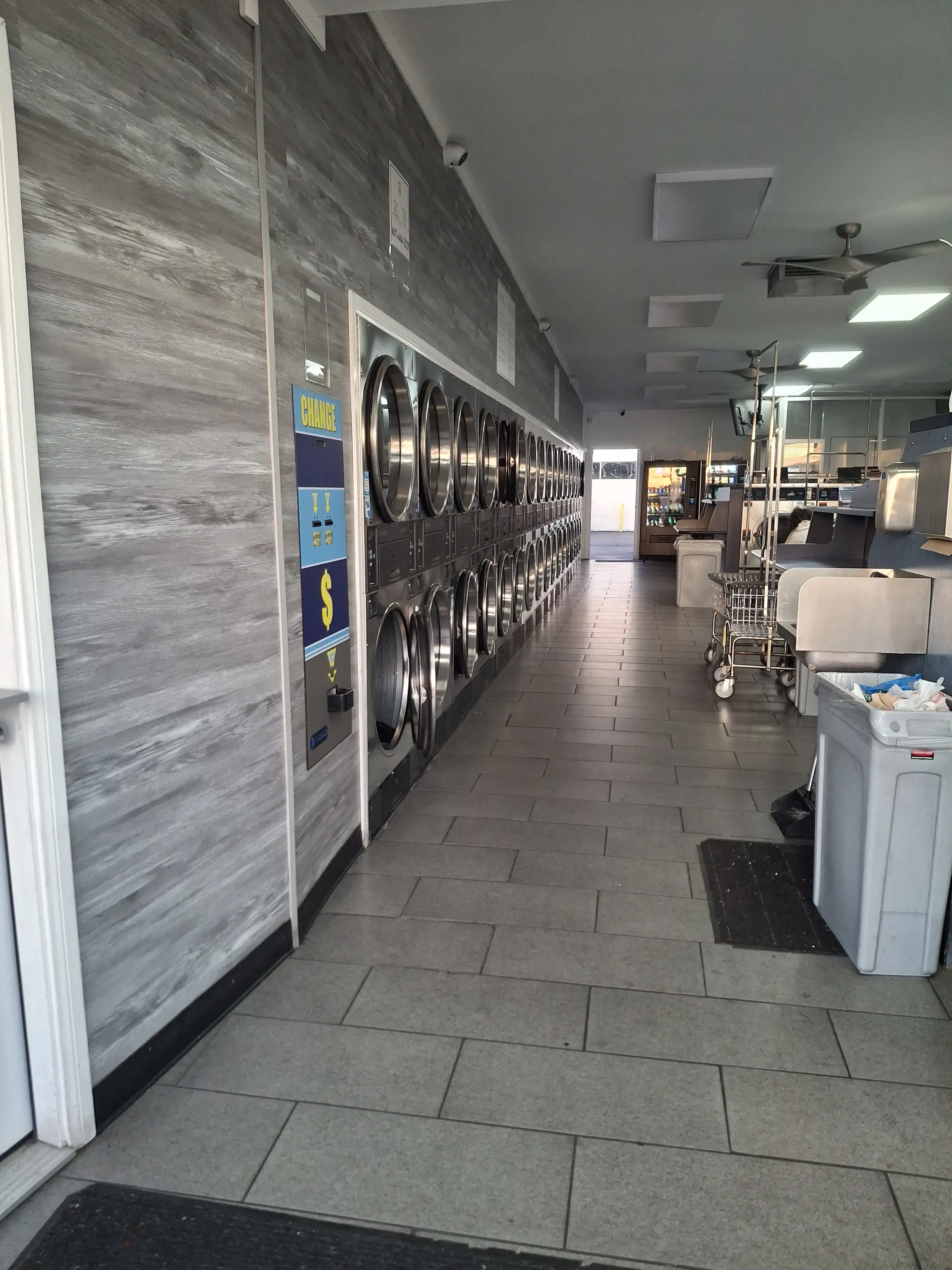 Mai Laundromat thumbnail 6