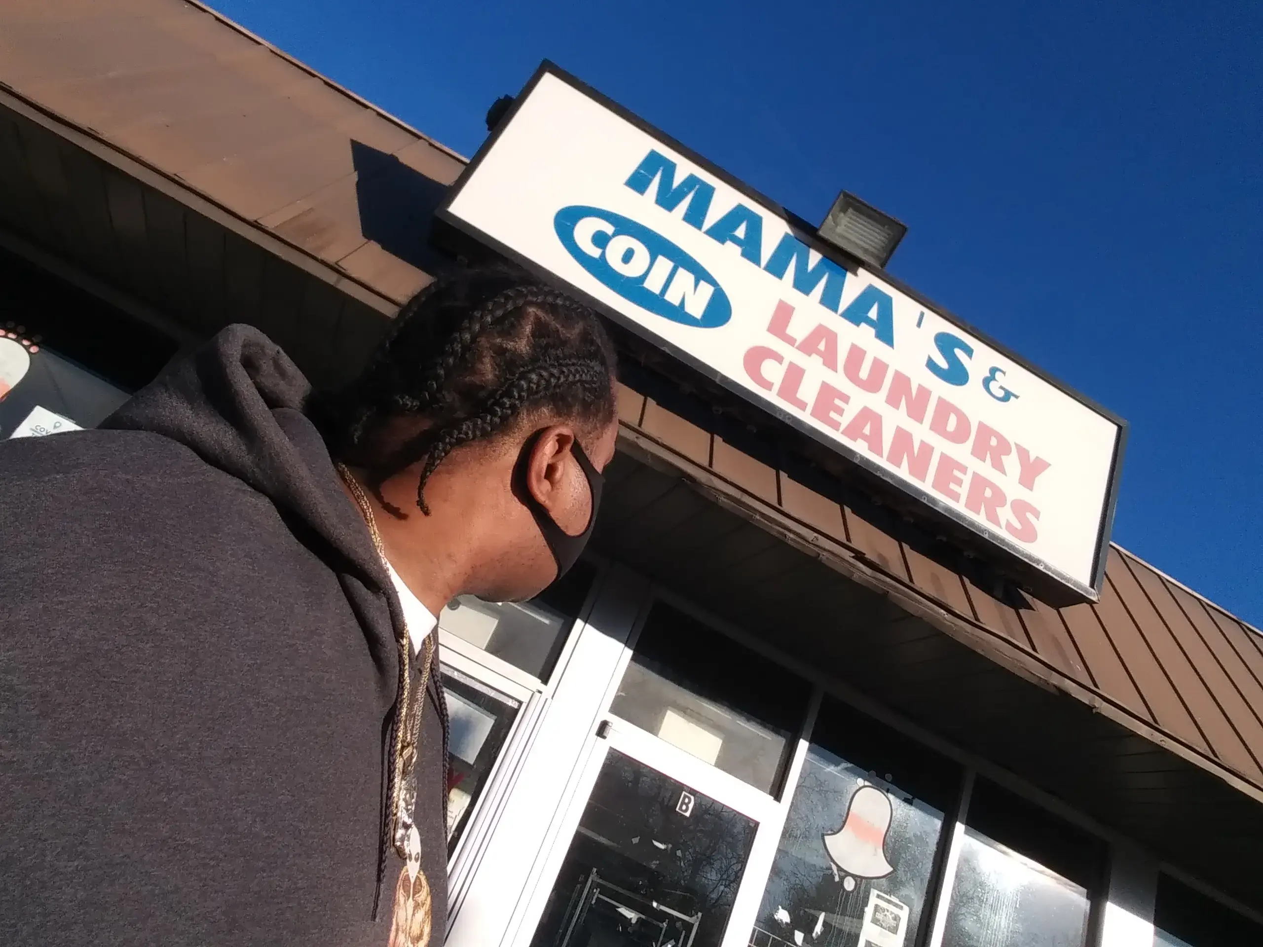 Mama's & Coin Laundry Cleaners location