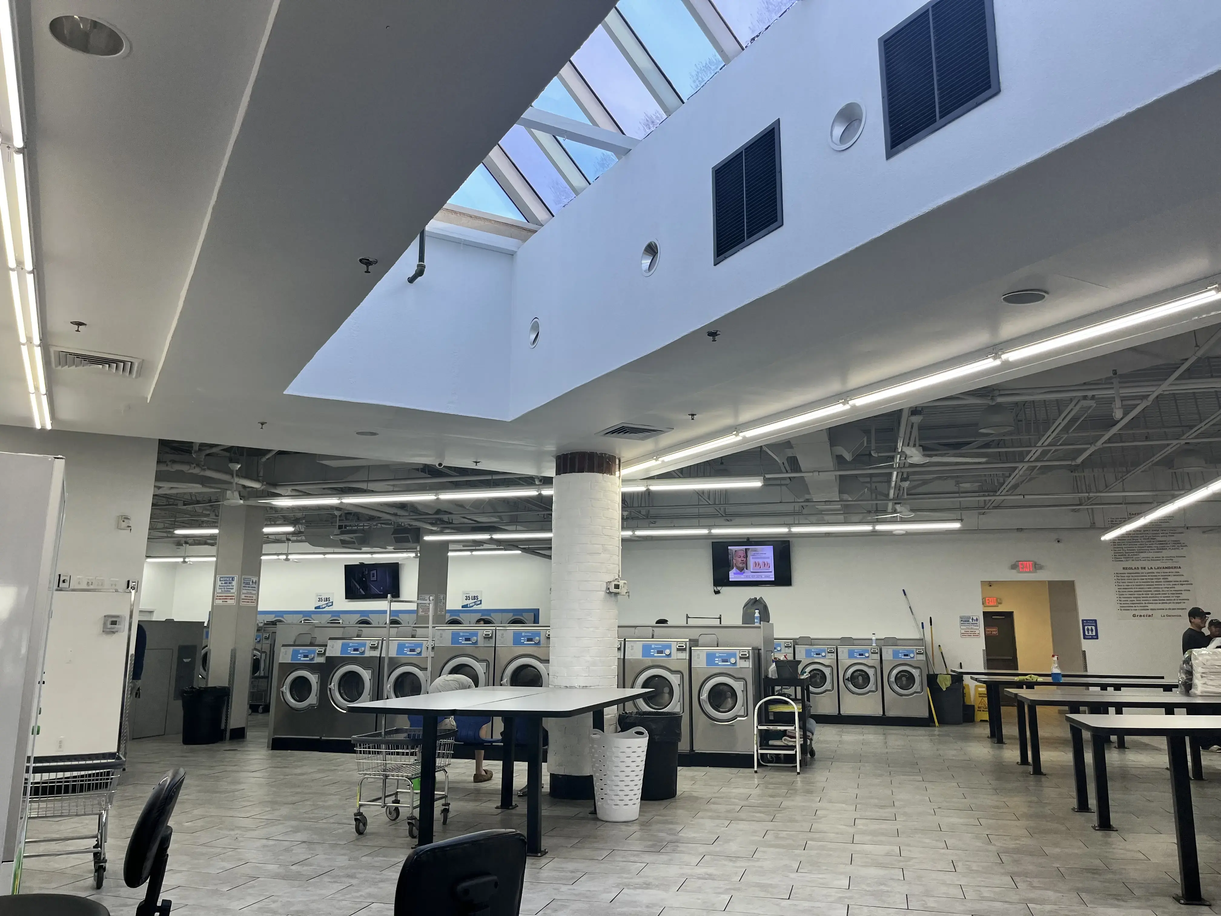 Mama's Laundromat thumbnail 6