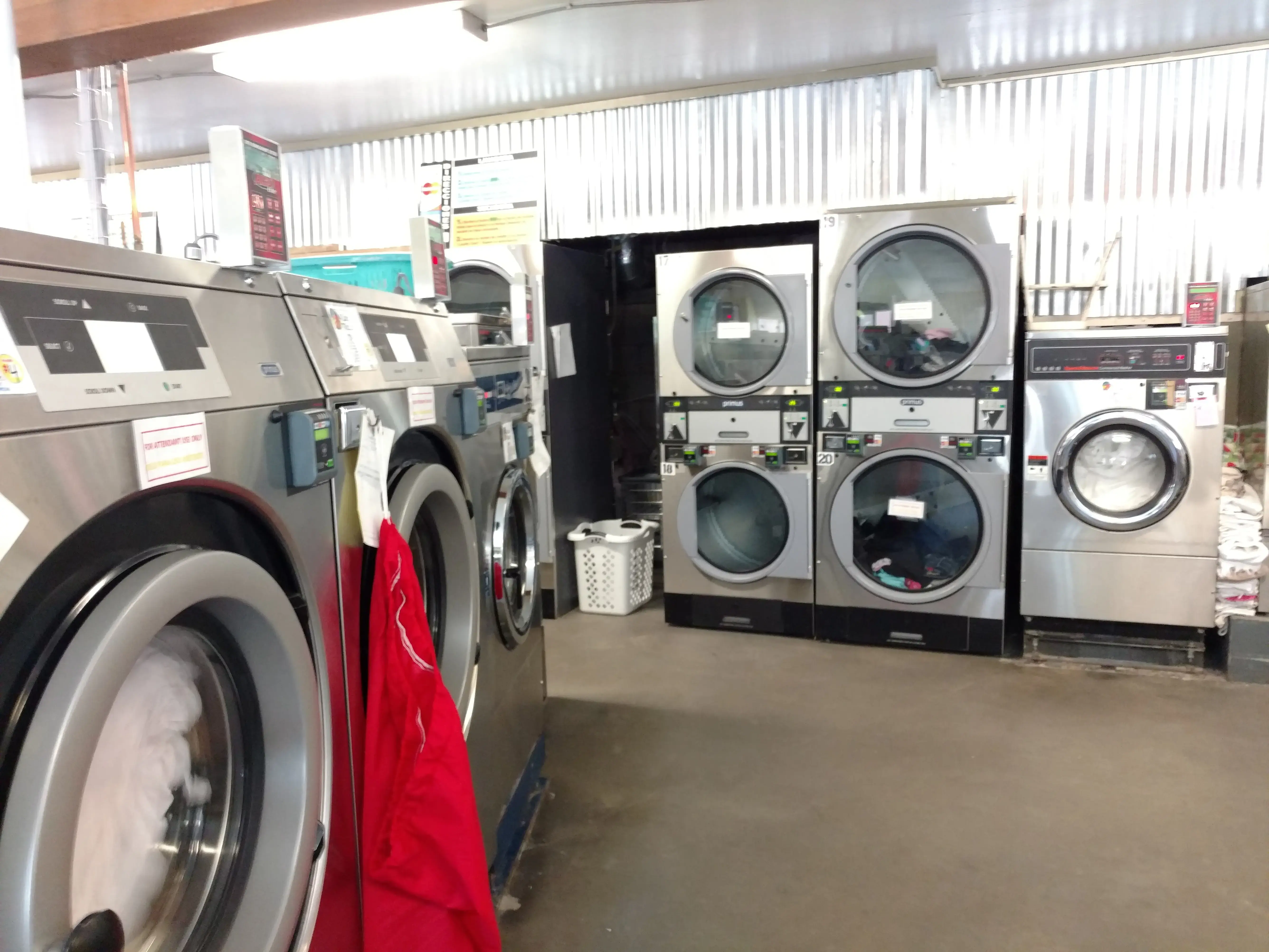 Mammoth Lakes Laundromat - Image 14