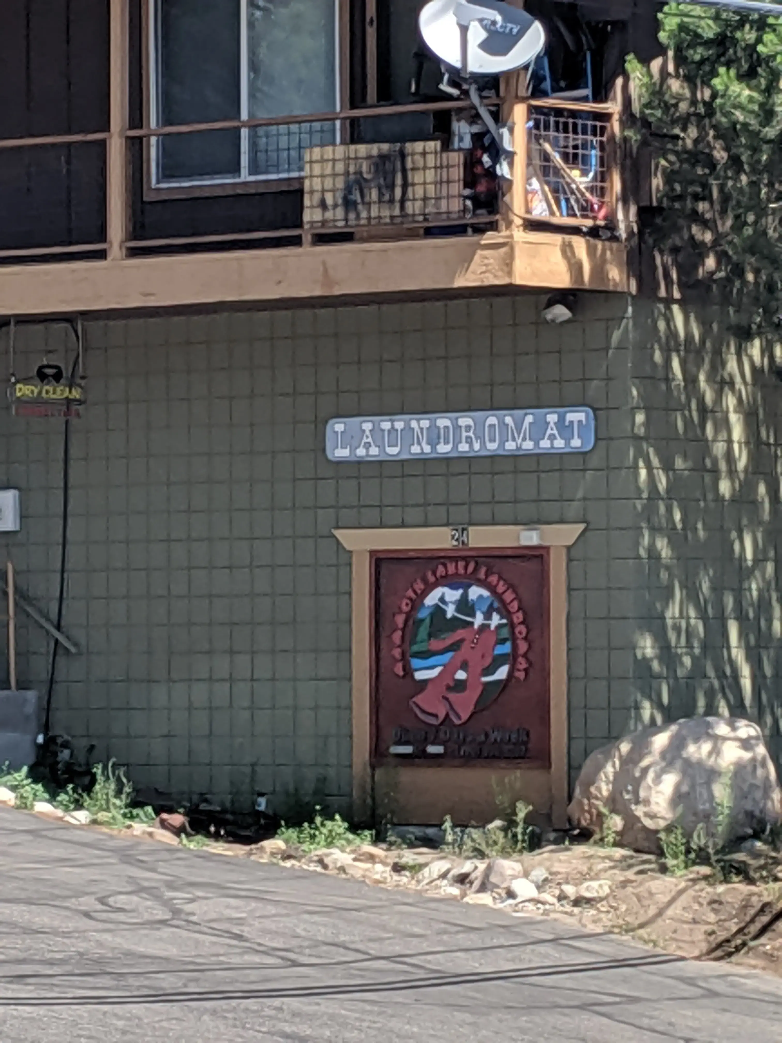 Mammoth Lakes Laundromat - Image 15