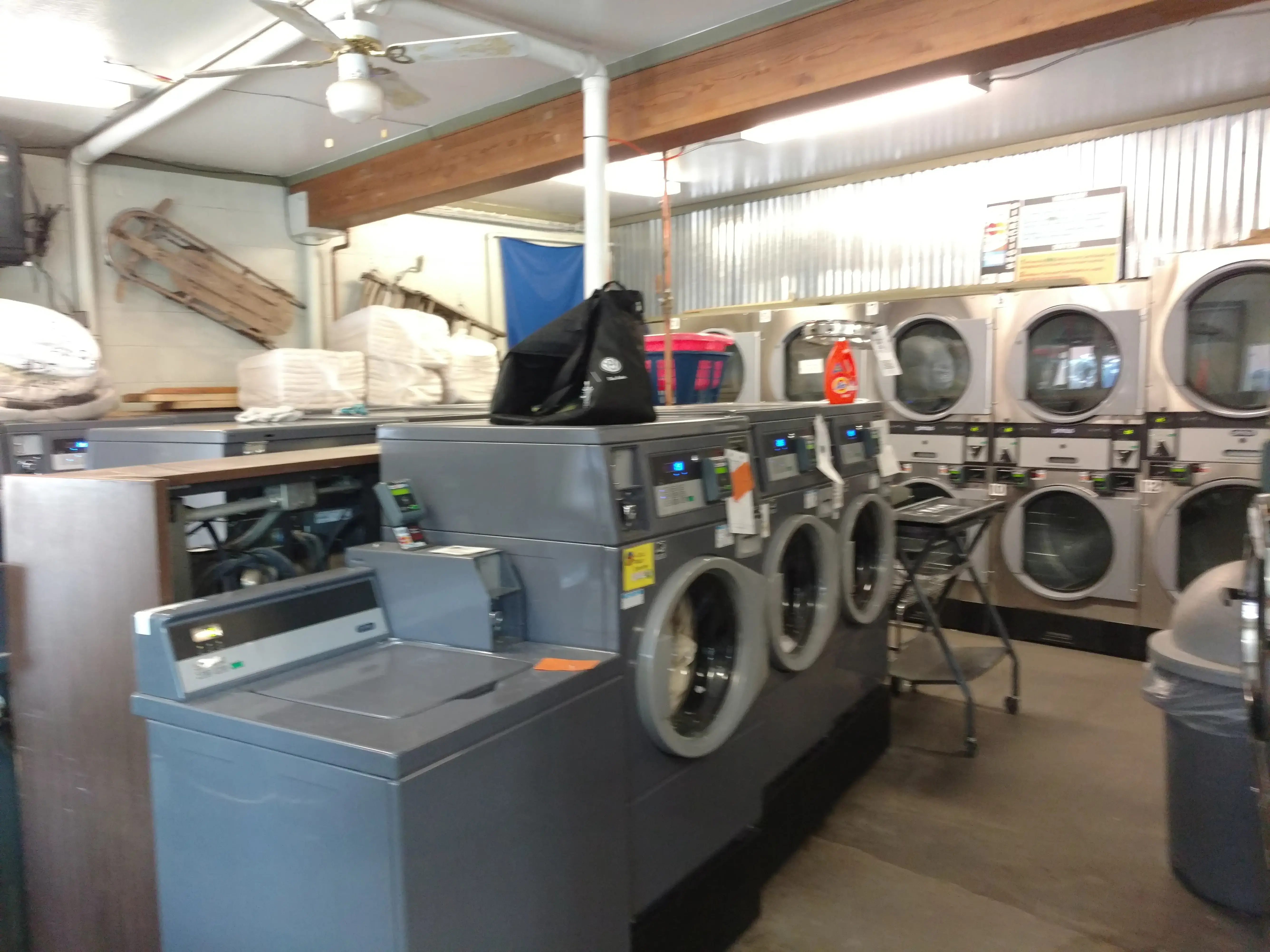 Mammoth Lakes Laundromat - Image 6