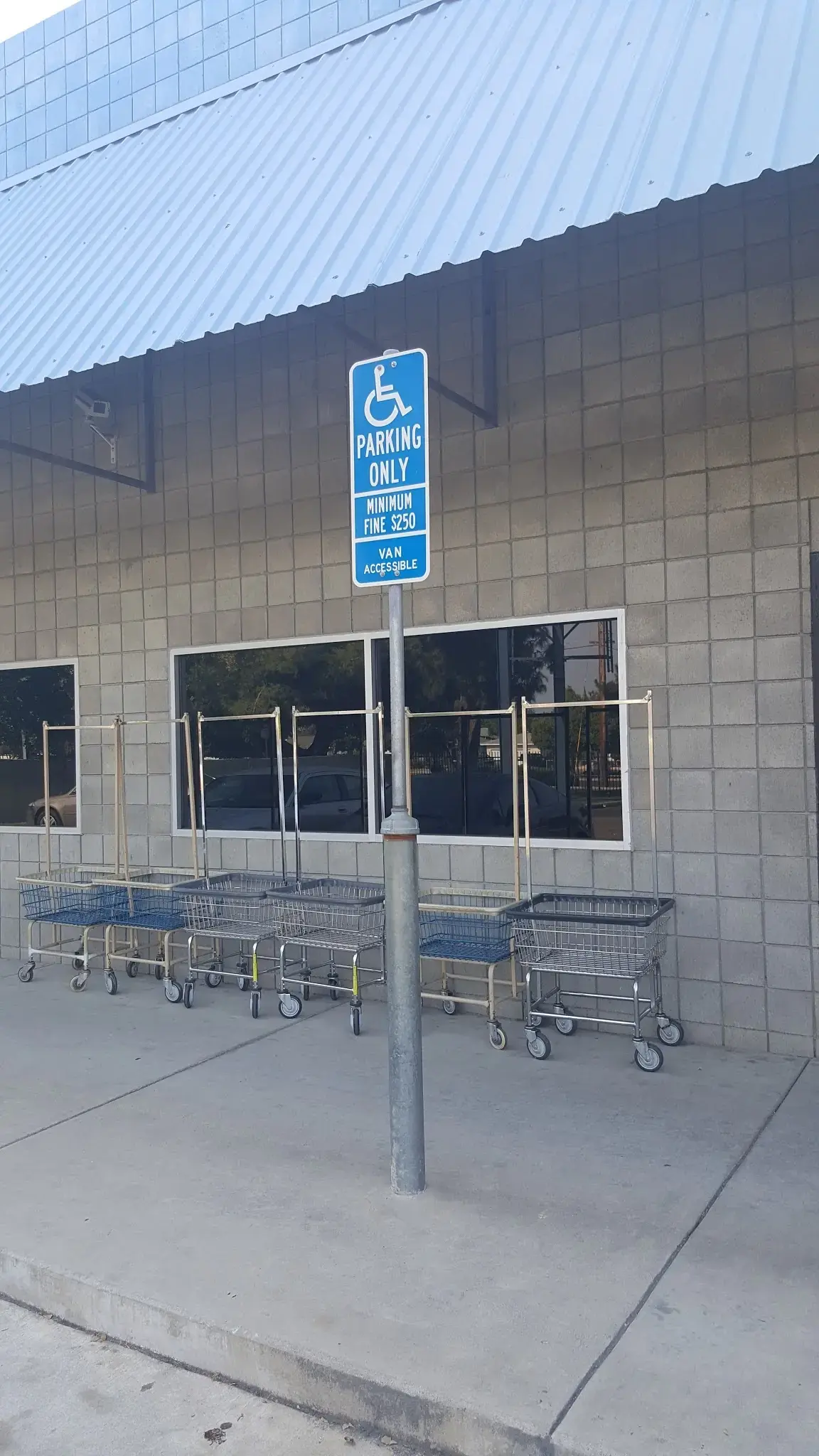 Mammoth Laundromat (7 AM - 10 PM, last wash at 8:45 PM) - Image 17