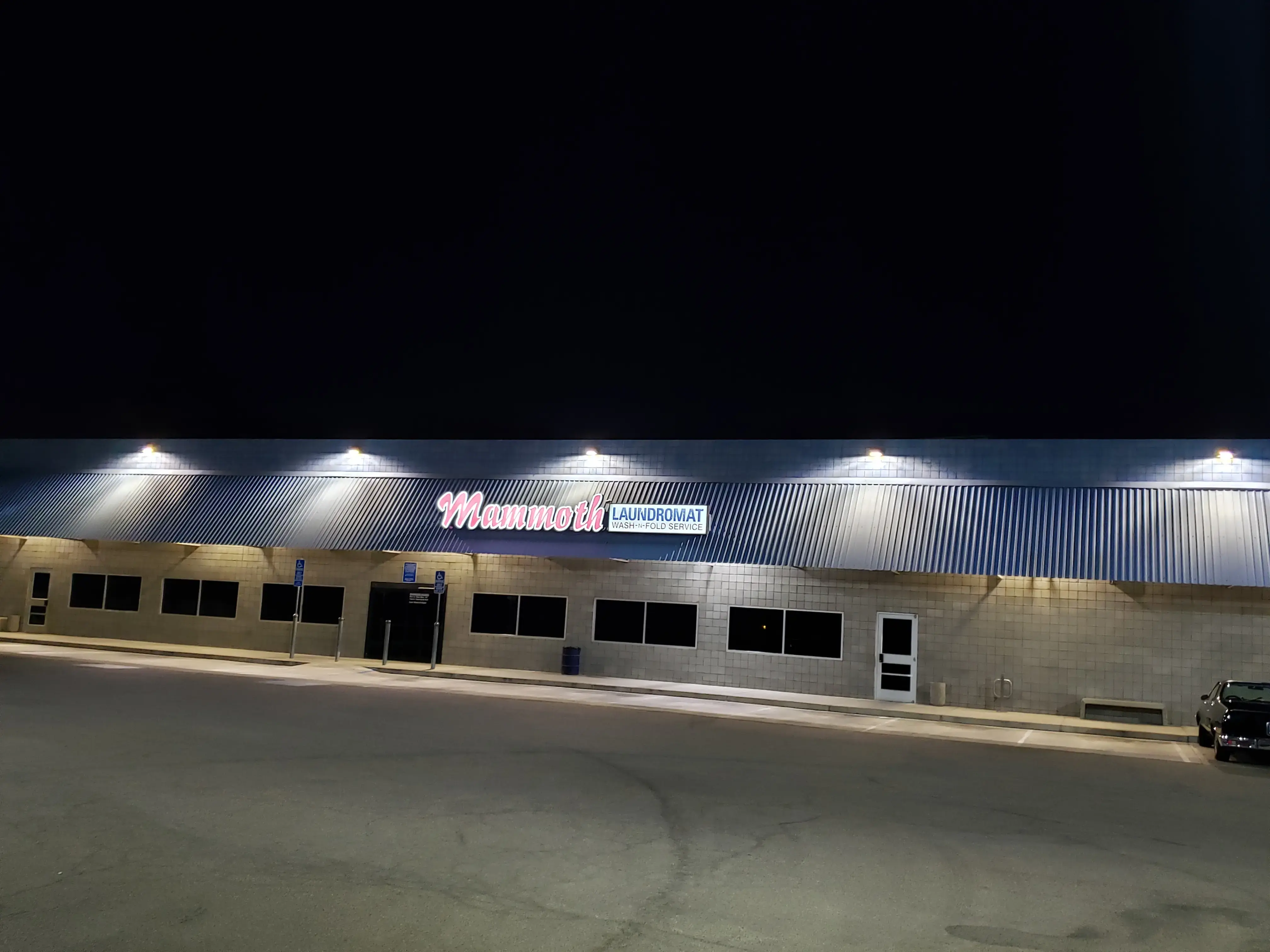 Mammoth Laundromat (7 AM - 10 PM, last wash at 8:45 PM) thumbnail 3