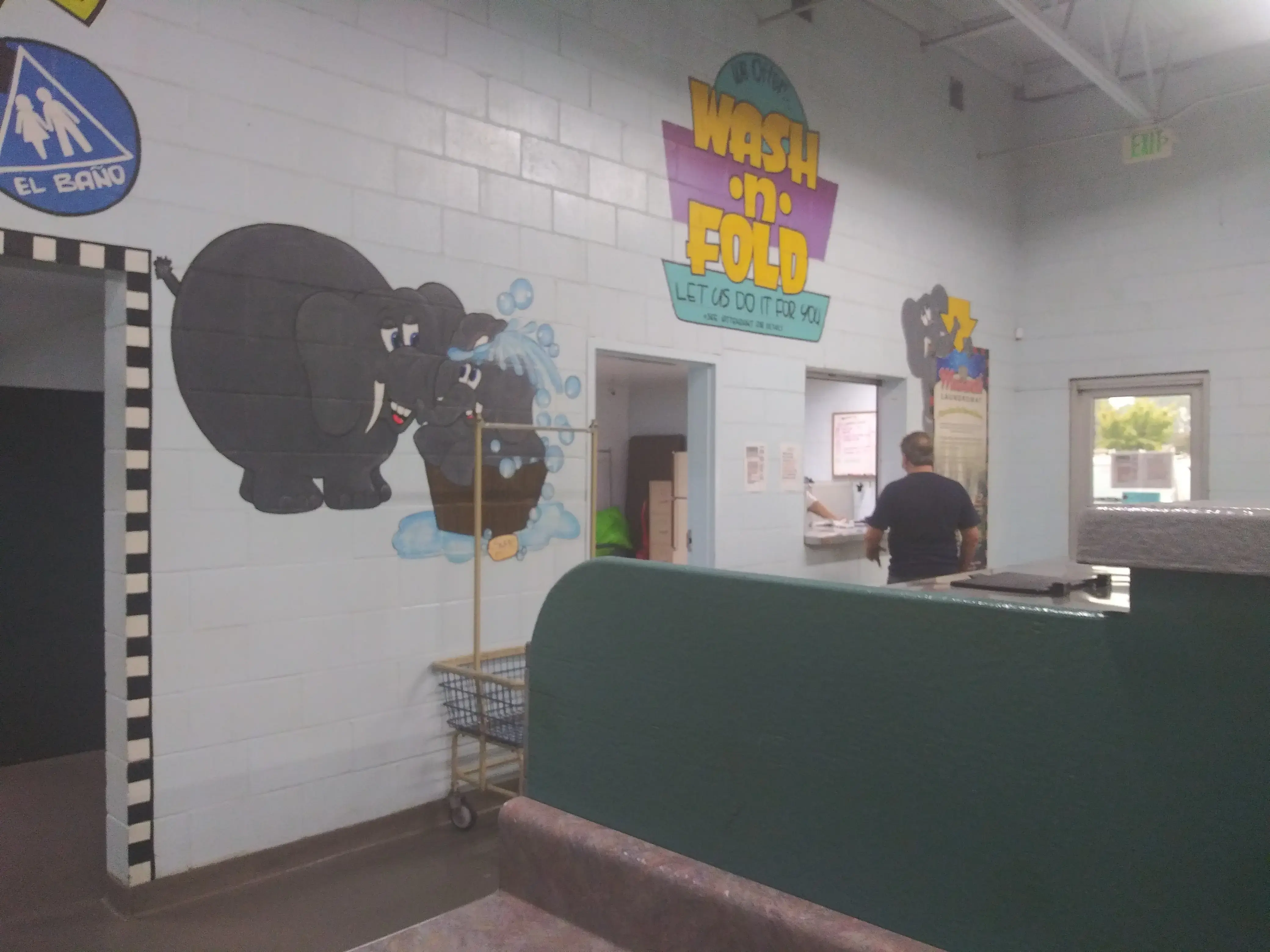 Mammoth Laundromat (7 AM - 10 PM, last wash at 8:45 PM) thumbnail 16