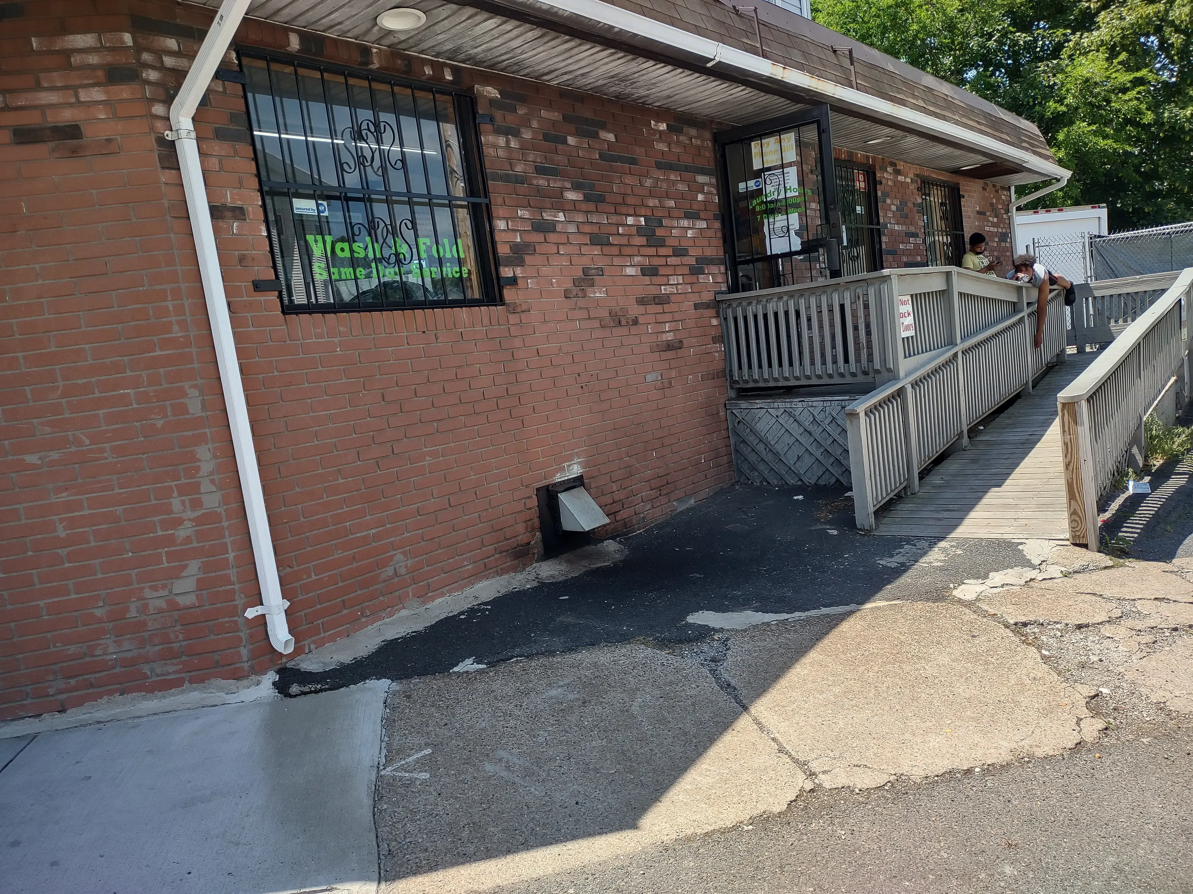 Manny's Laundrette - Image 8