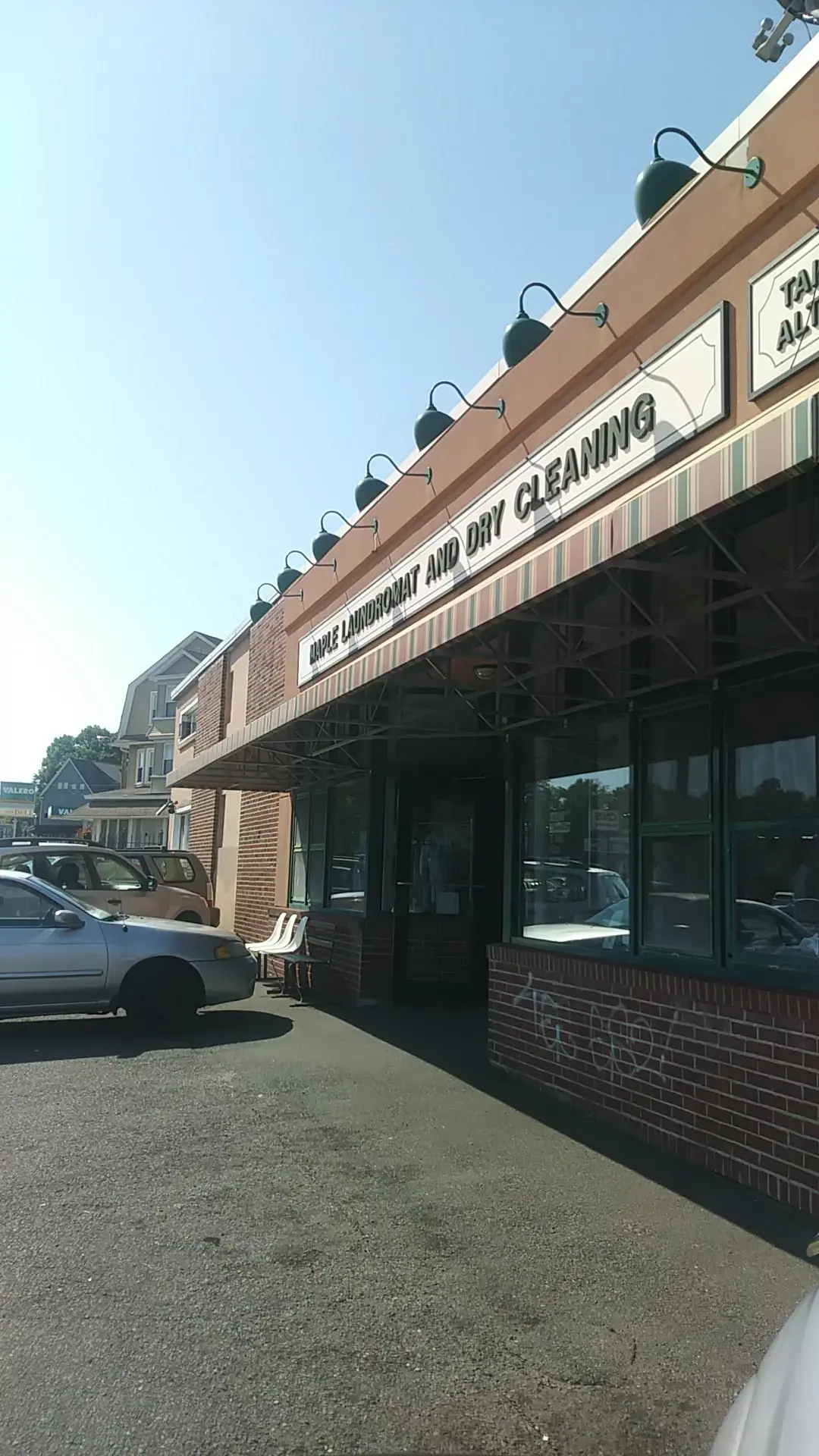 Maple Laundromat dry cleaners and laundry svc tayloring and alterations - Image 3