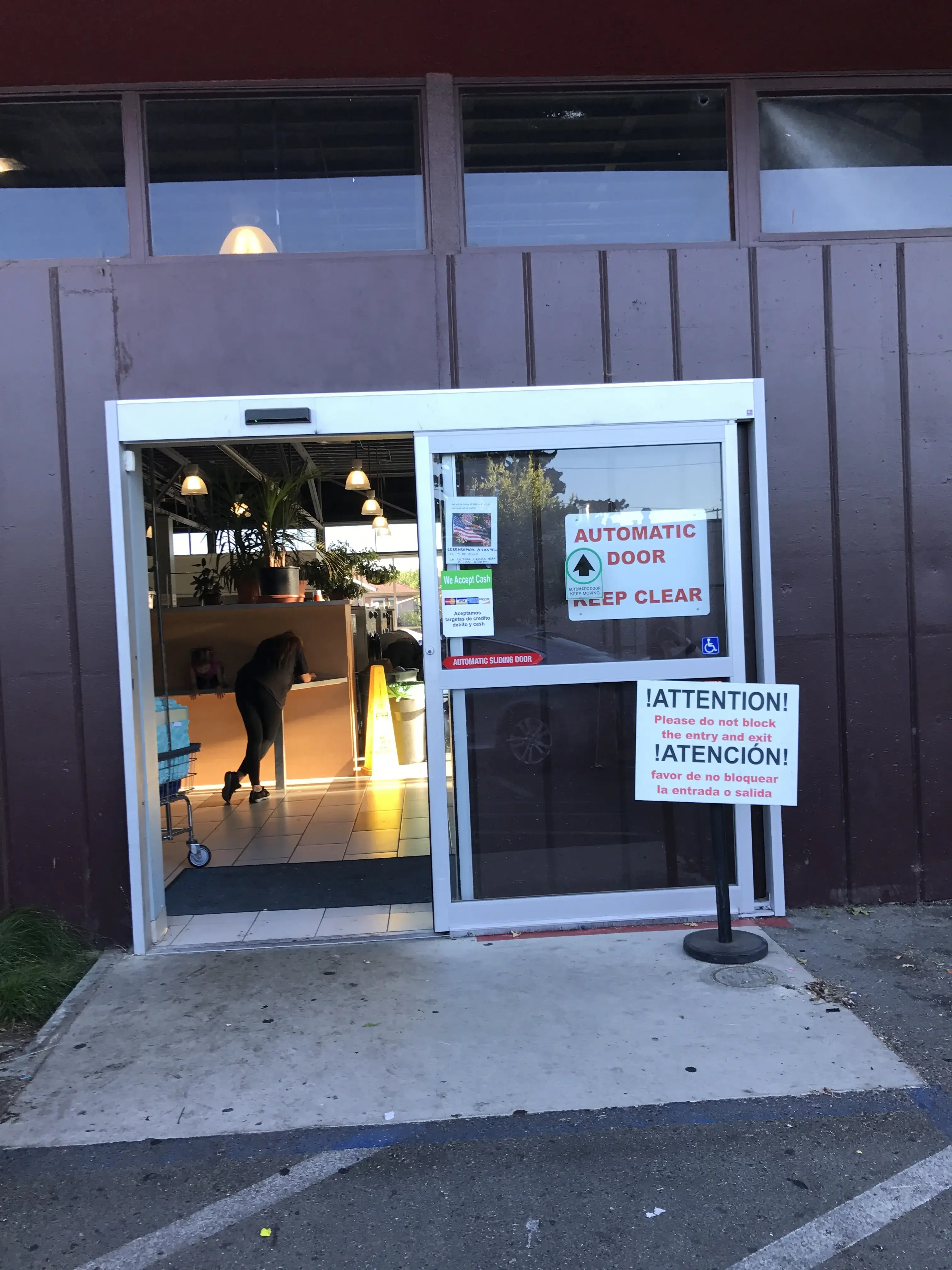 Maria's Wash N' Dry - Image 12