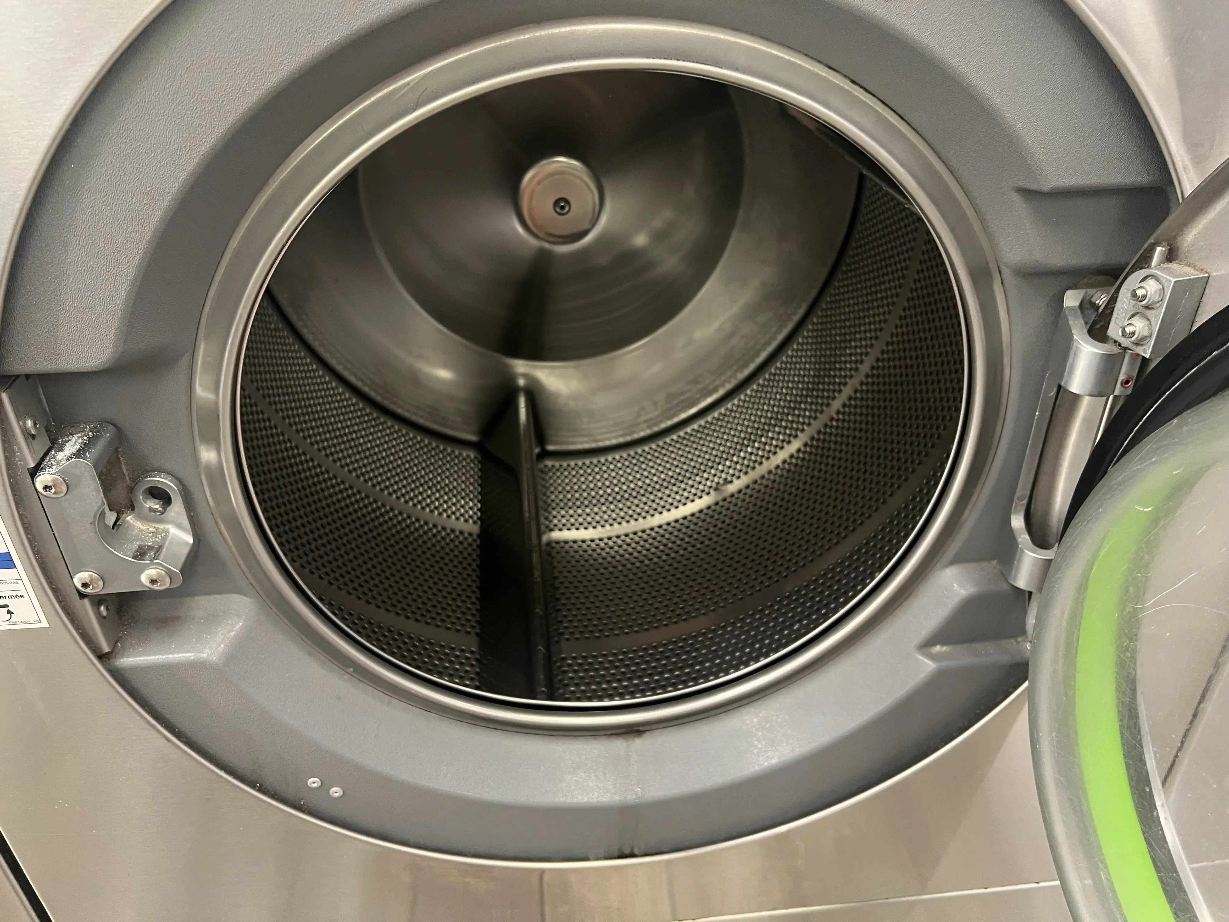 Mary's Laundromart - Image 15